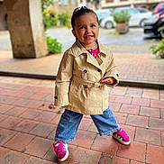 Haïley a rejoint le concours — aidez-le/la à gagner de superbes lots ! archway, cars, casual, child, cute, daylight, fashion, happy, jeans, outdoor, paved_floor, person, pink_sneakers, plants, playful, portrait, smiling, street, trench_coat, young