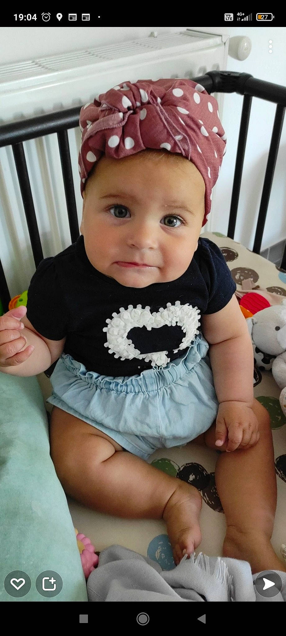 Leyna a rejoint le concours — aidez-le/la à gagner de superbes lots ! baby_toddler_clothing, beauty, cap, cheek, child, costume_hat, eyelash, facial_expression, finger, hairstyle, happy, headgear, headpiece, headwear, neck, person, pink, skin, sleeve, textile