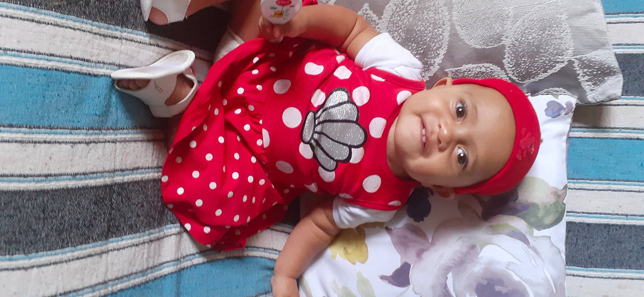 Elina participe au concours pour gagner de l'argent avec cette photo : baby, baby_products, baby_toddler_clothing, carmine, child, comfort, fashion_accessory, happy, headwear, human_leg, linens, magenta, nightwear, pattern, person, pink, red, room, sitting, sleeve