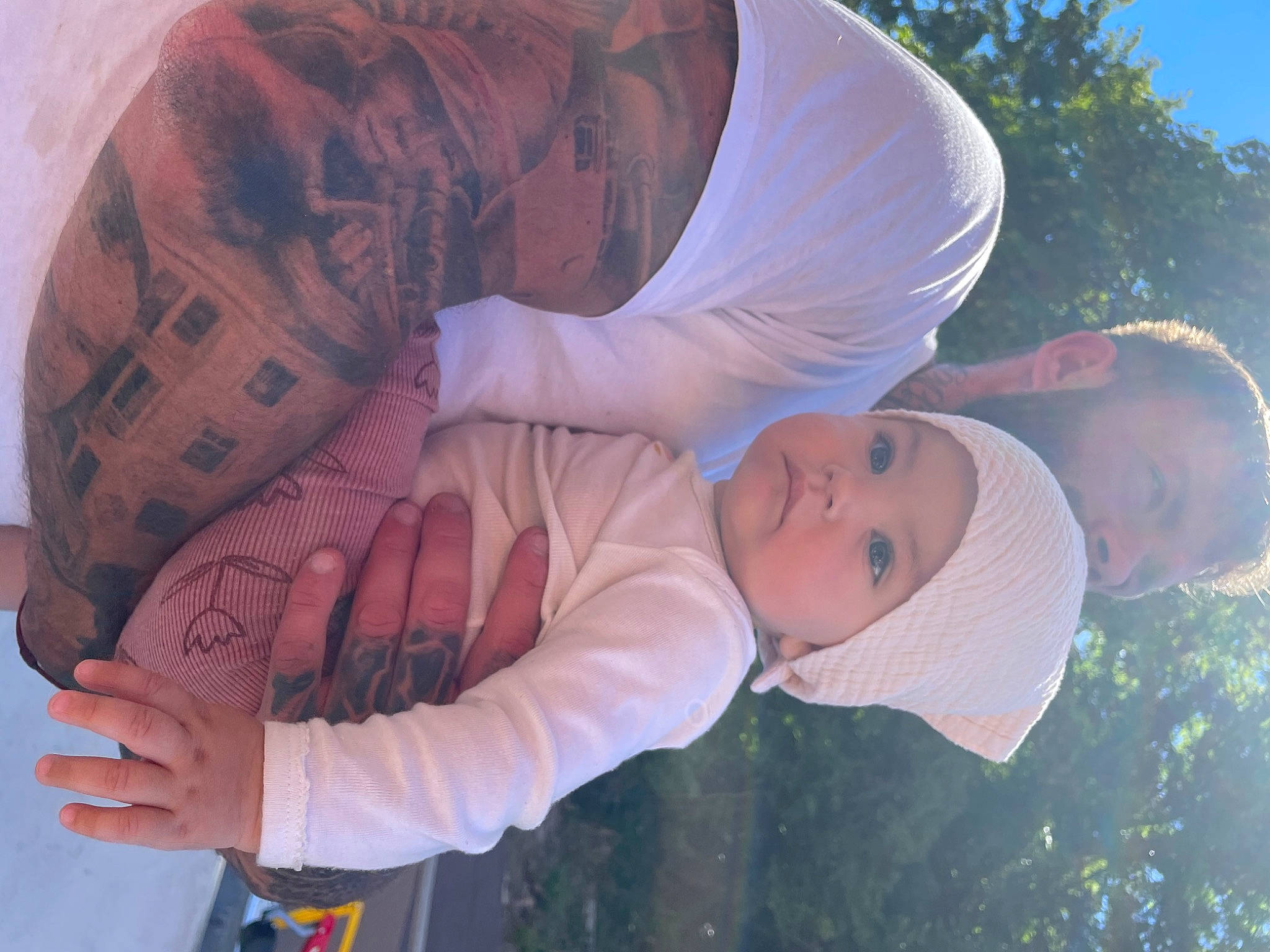 Sasha participe au concours pour gagner de l'argent avec cette photo : baby, cool, face, facial_expression, fun, gesture, grass, hairstyle, happy, hat, head, headgear, headwear, interaction, mammal, mouth, person, skin, sleeve, toddler