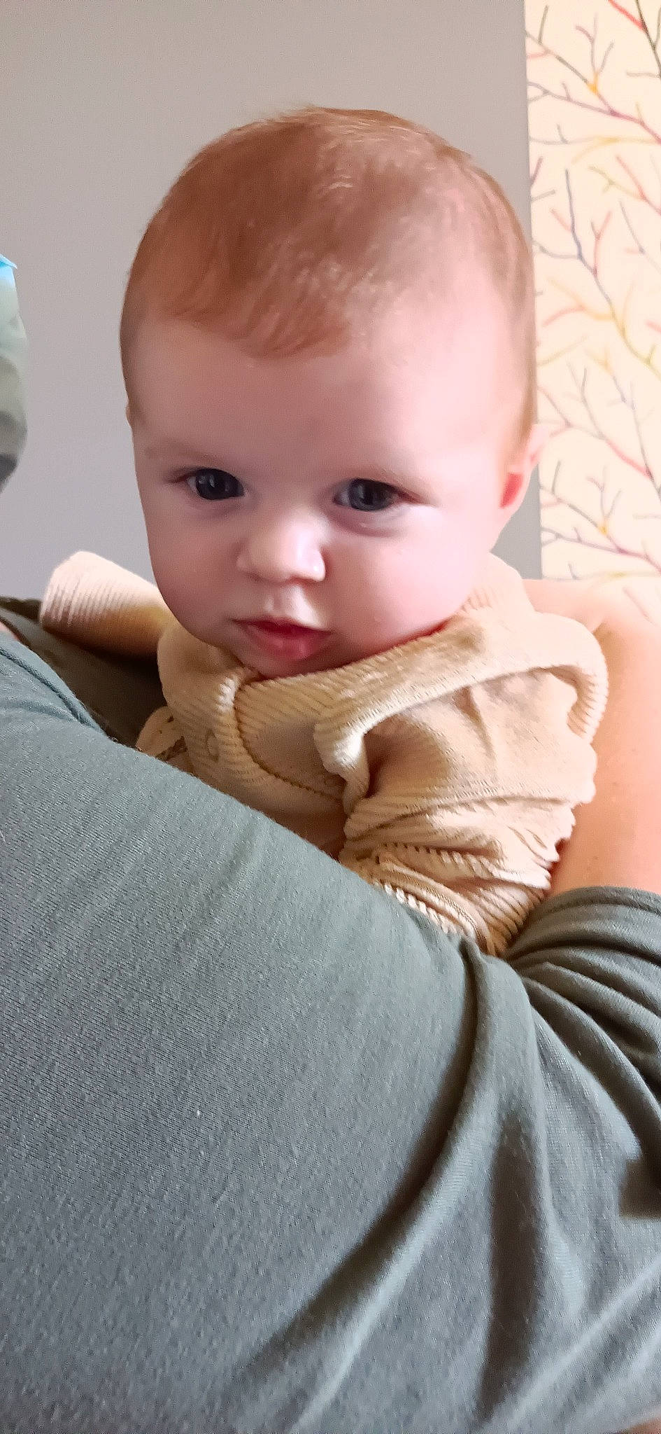 Maddy a rejoint le concours — aidez-le/la à gagner de superbes lots ! baby, baby_toddler_clothing, cheek, comfort, ear, eyebrow, eyelash, finger, gesture, iris, joint, lip, mammal, mouth, neck, nose, person, shoulder, skin, sleeve