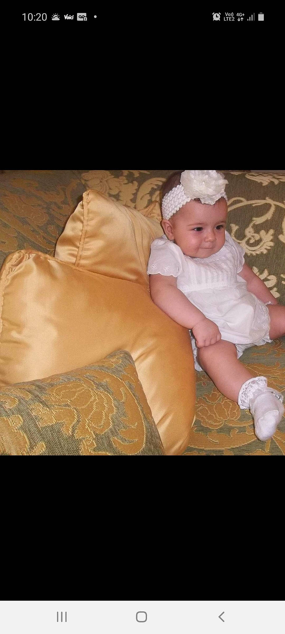 Lyna a rejoint le concours — aidez-le/la à gagner de superbes lots ! baby, baby_toddler_clothing, child, comfort, finger, flash_photography, flooring, grass, happy, headwear, human_leg, knee, pattern, person, sitting, sleeve, smile, sock, textile, thigh