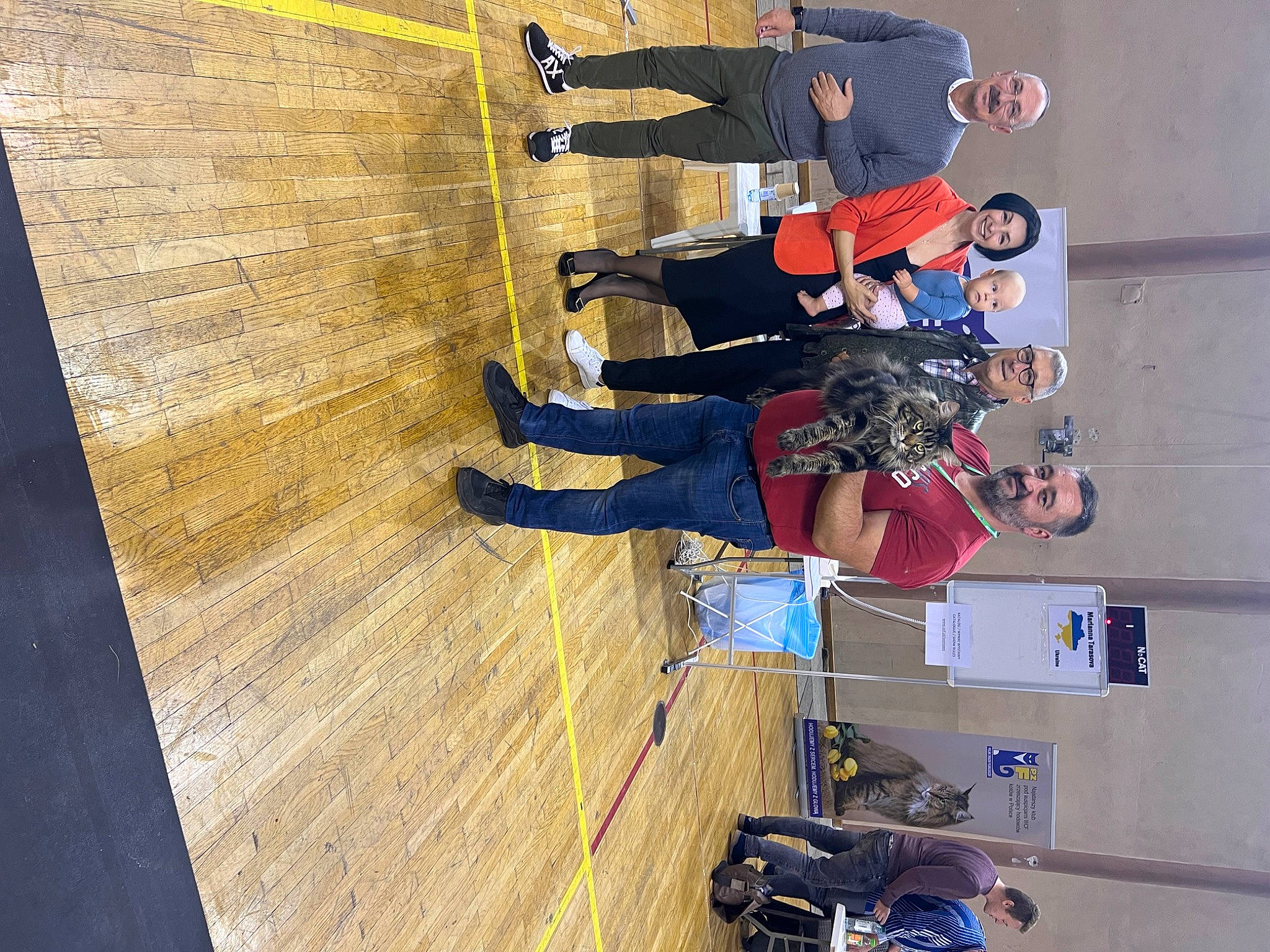 Radja a rejoint le concours — aidez-le/la à gagner de superbes lots ! carmine, composite_material, flooring, hardwood, plank, recreation, room, varnish, walking_shoe, wood, wood_flooring, wood_stain