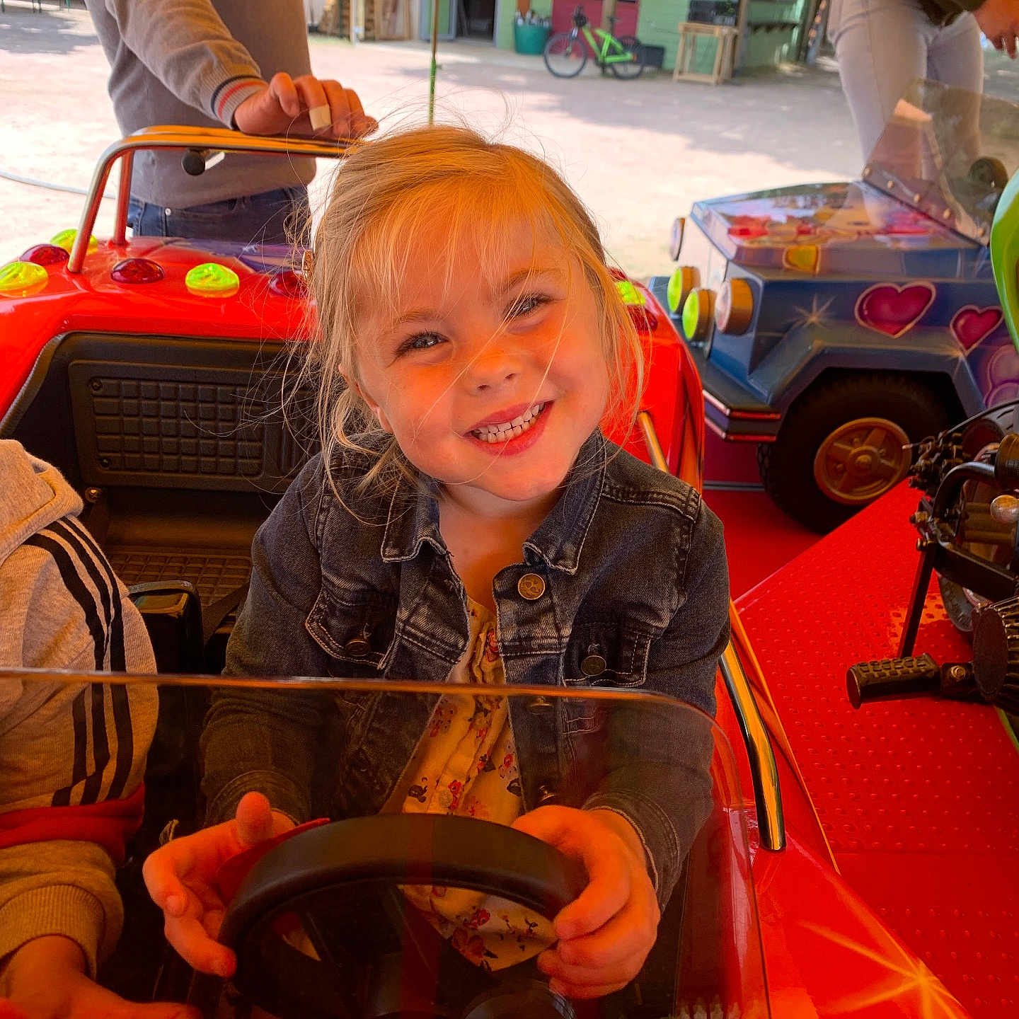 Lyna participe au concours pour gagner de l'argent avec cette photo : adult, baby, bicycle, car, child, desk, face, female, furniture, girl, head, machine, person, photography, plant, portrait, transportation, vehicle, wheel, woman