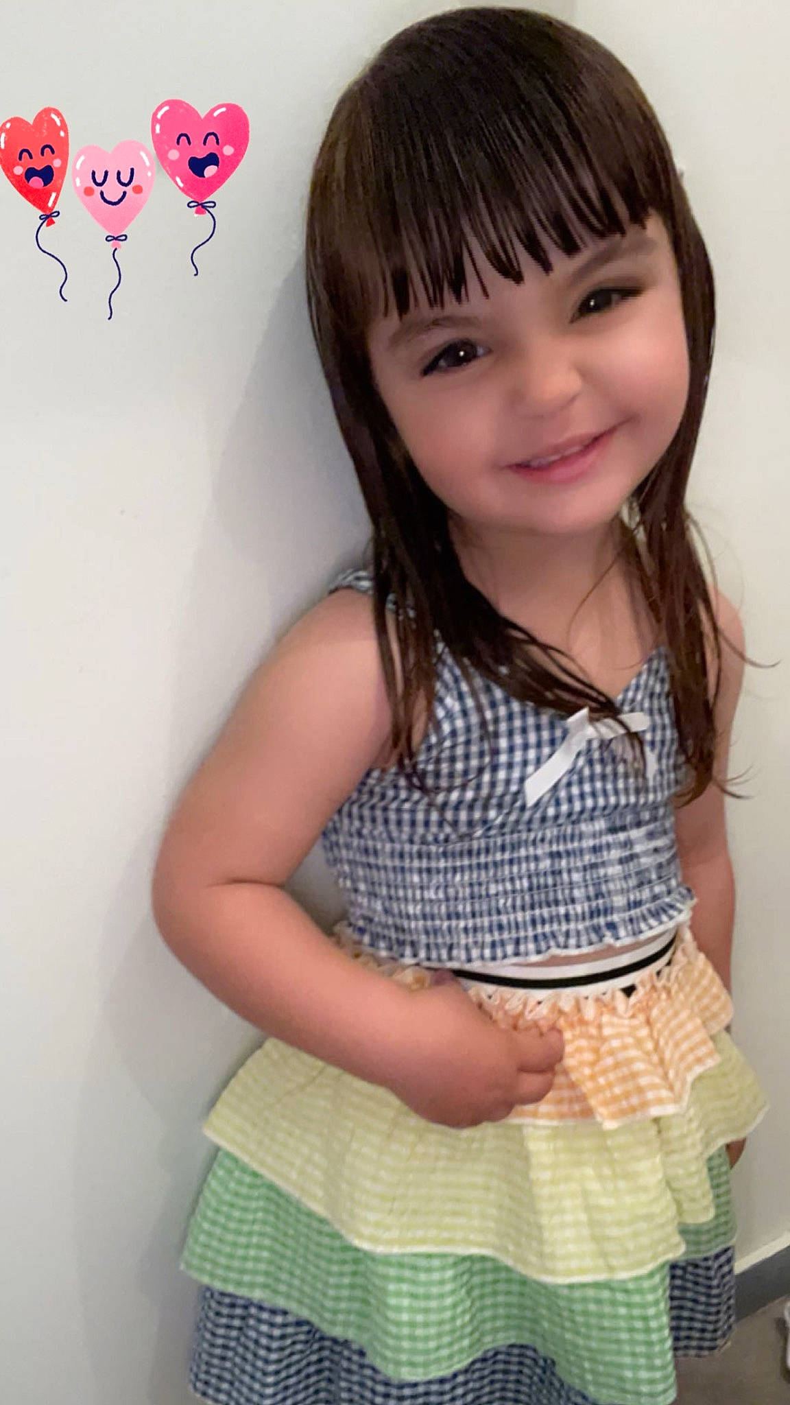 Roa participe au concours pour gagner de l'argent avec cette photo : arm, bangs, black_hair, clothing, eyelash, gesture, hair, hairstyle, happy, joint, joy, long_hair, neck, organ, person, shoulder, skin, sleeve, smile, thigh