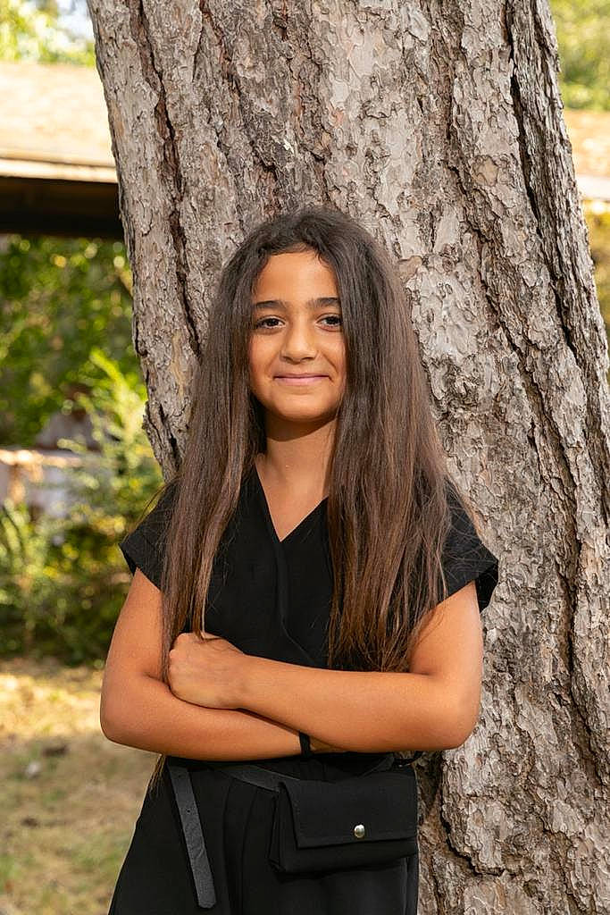 Evy participe au concours pour gagner de l'argent avec cette photo : black_hair, branch, flash_photography, grass, happy, human_body, joint, joy, leaf, people, people_in_nature, person, plant, skin, smile, standing, t_shirt, tree, trunk, wood