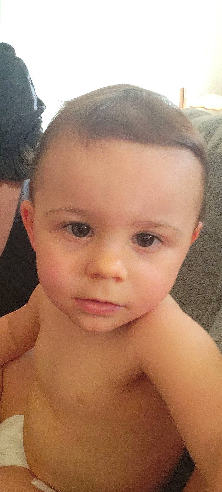 Gabriël participe au concours pour gagner de l'argent avec cette photo : arm, cheek, chin, ear, eye, eyebrow, eyelash, face, facial_expression, forehead, hair, hand, human_body, joint, lip, mouth, neck, nose, person, shoulder