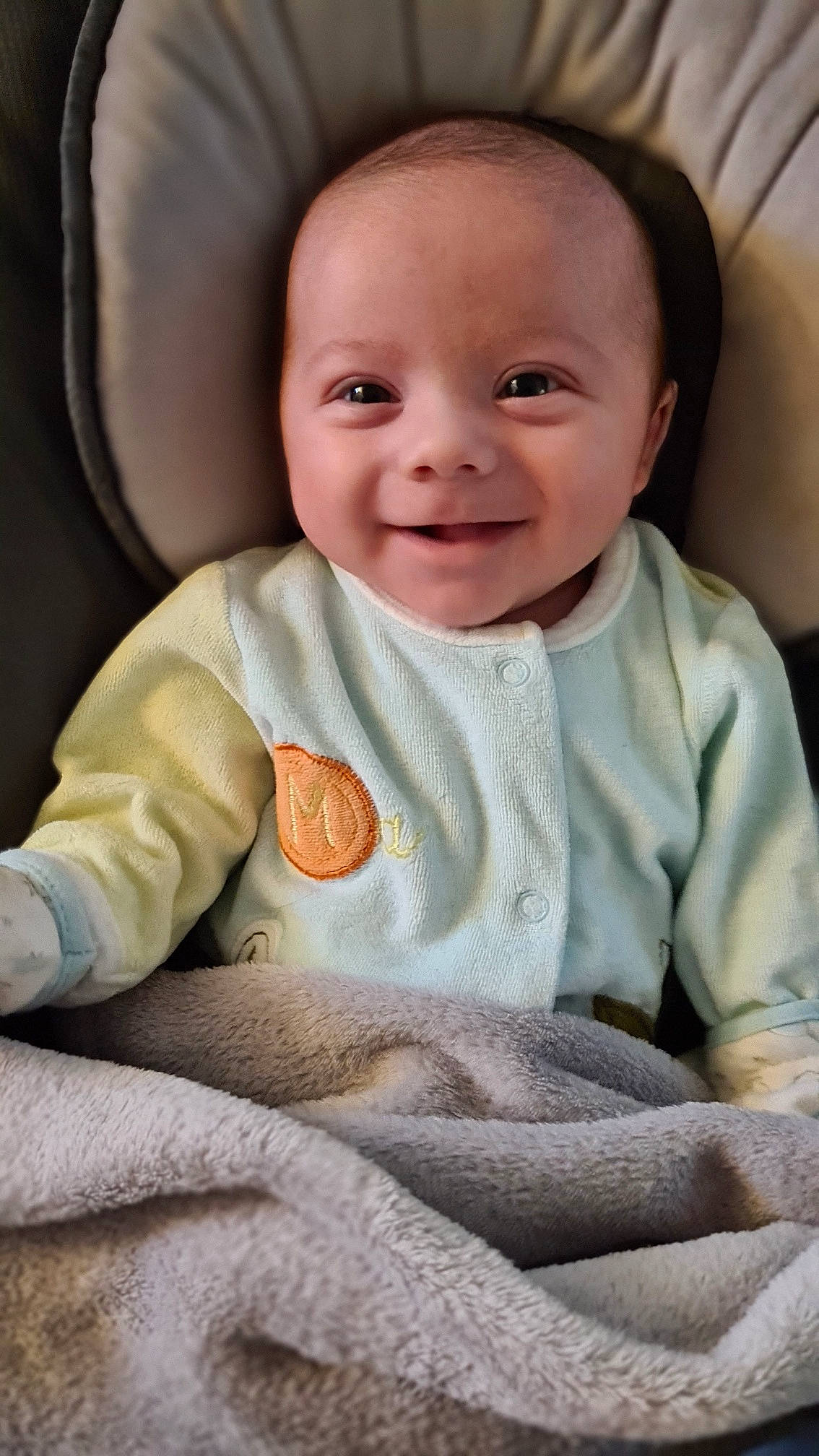 Gabriël a rejoint le concours — aidez-le/la à gagner de superbes lots ! baby, baby_products, baby_toddler_clothing, cheek, child, comfort, face, happy, iris, joy, linens, nose, outerwear, person, sitting, skin, sleeve, smile, textile, toddler