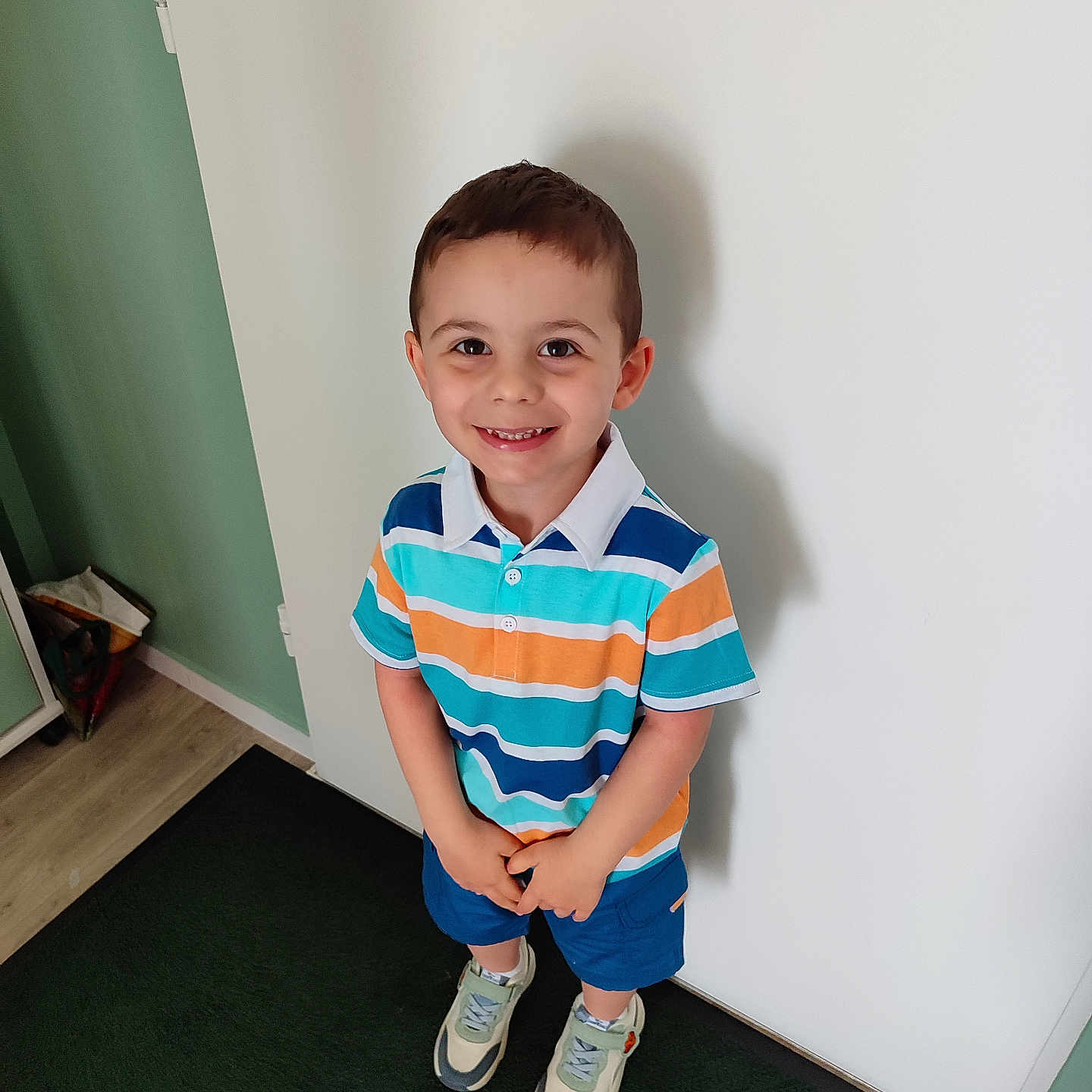 Gabriël a rejoint le concours — aidez-le/la à gagner de superbes lots ! boy, child, clothing, door, face, footwear, head, jeans, male, pants, person, photography, portrait, shirt, shoe, shorts, sleeve, sneaker, t_shirt, wood