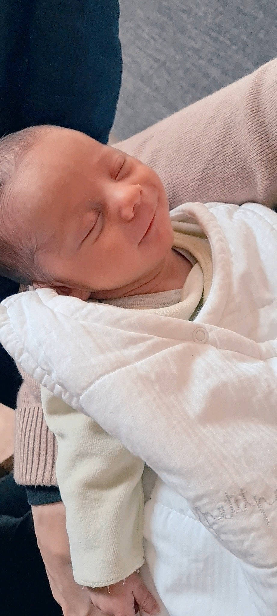 Gabriël participe au concours pour gagner de l'argent avec cette photo : baby, baby_products, baby_sleeping, baby_toddler_clothing, bedtime, cheek, child, comfort, event, eyebrow, happy, linens, person, skin, sleep, sleeve, smile, toddler