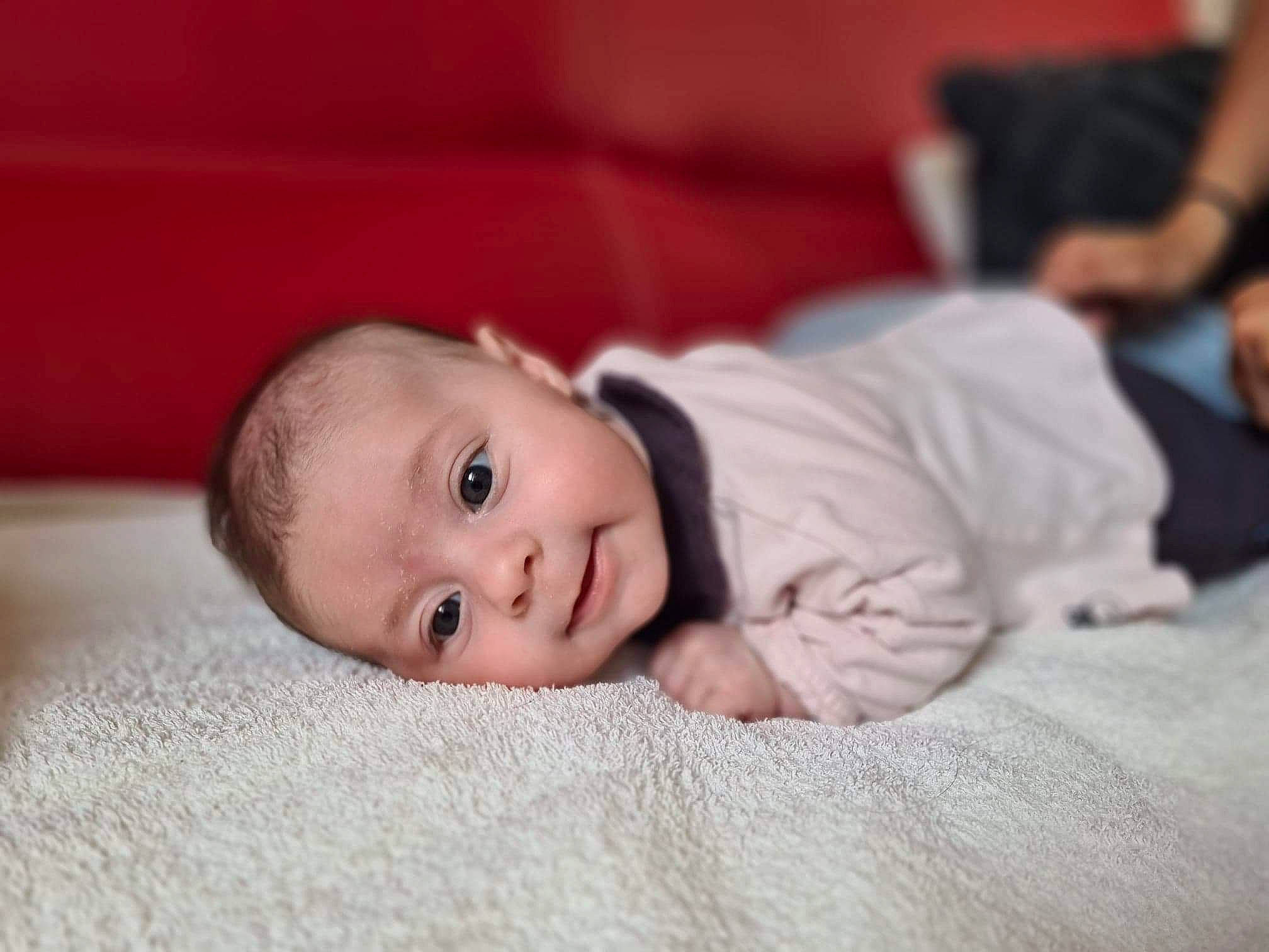 Lucie participe au concours pour gagner de l'argent avec cette photo : baby, baby_toddler_clothing, cheek, chin, comfort, eye, eyebrow, flash_photography, floor, flooring, grass, hardwood, iris, linens, lip, mouth, nose, person, sleeve, toddler