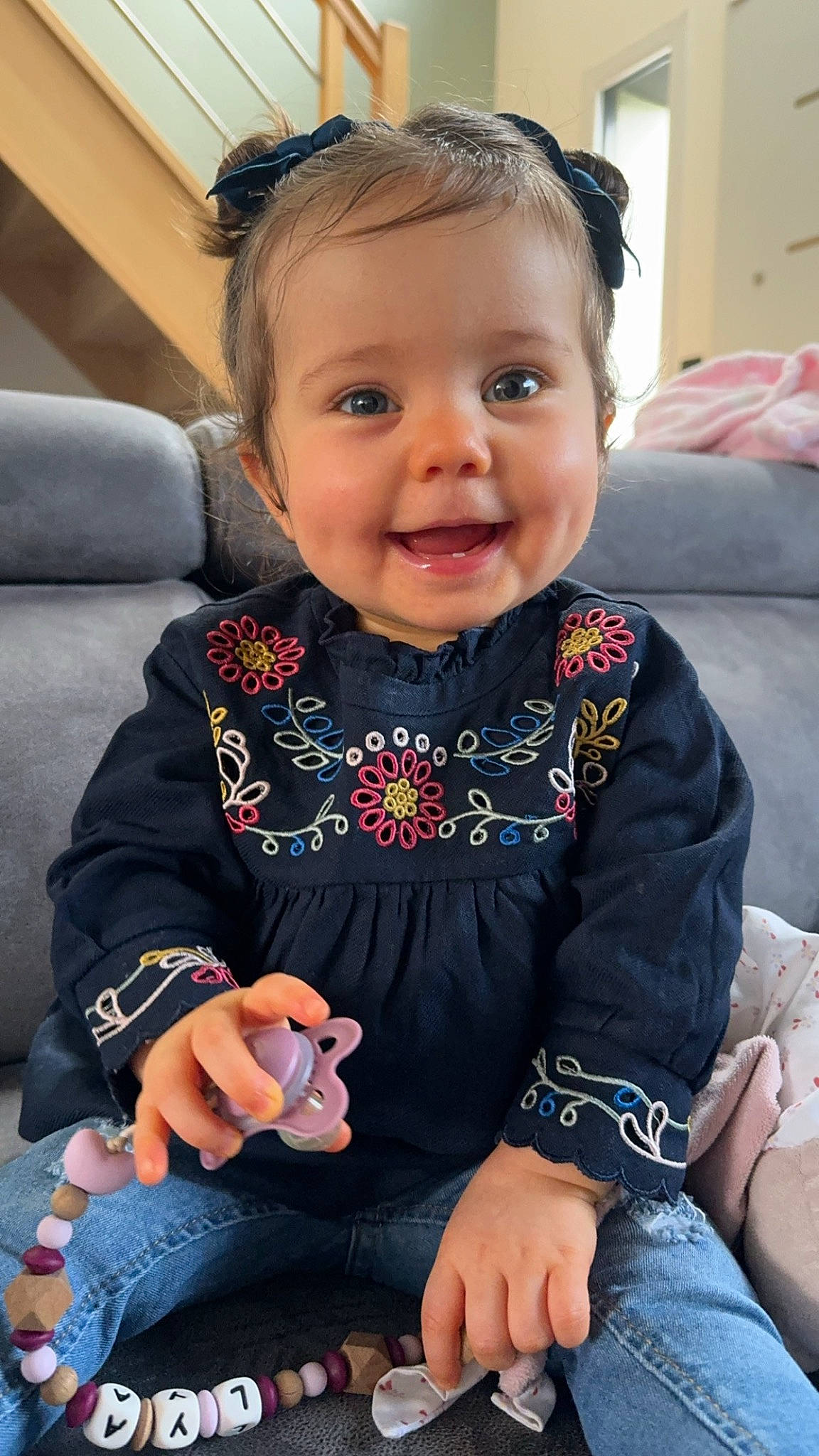 Lya a rejoint le concours — aidez-le/la à gagner de superbes lots ! baby_toddler_clothing, blond, cheek, child, comfort, electric_blue, facial_expression, finger, fun, gesture, hair, hairstyle, happy, human_leg, joy, person, sitting, skin, sleeve, smile