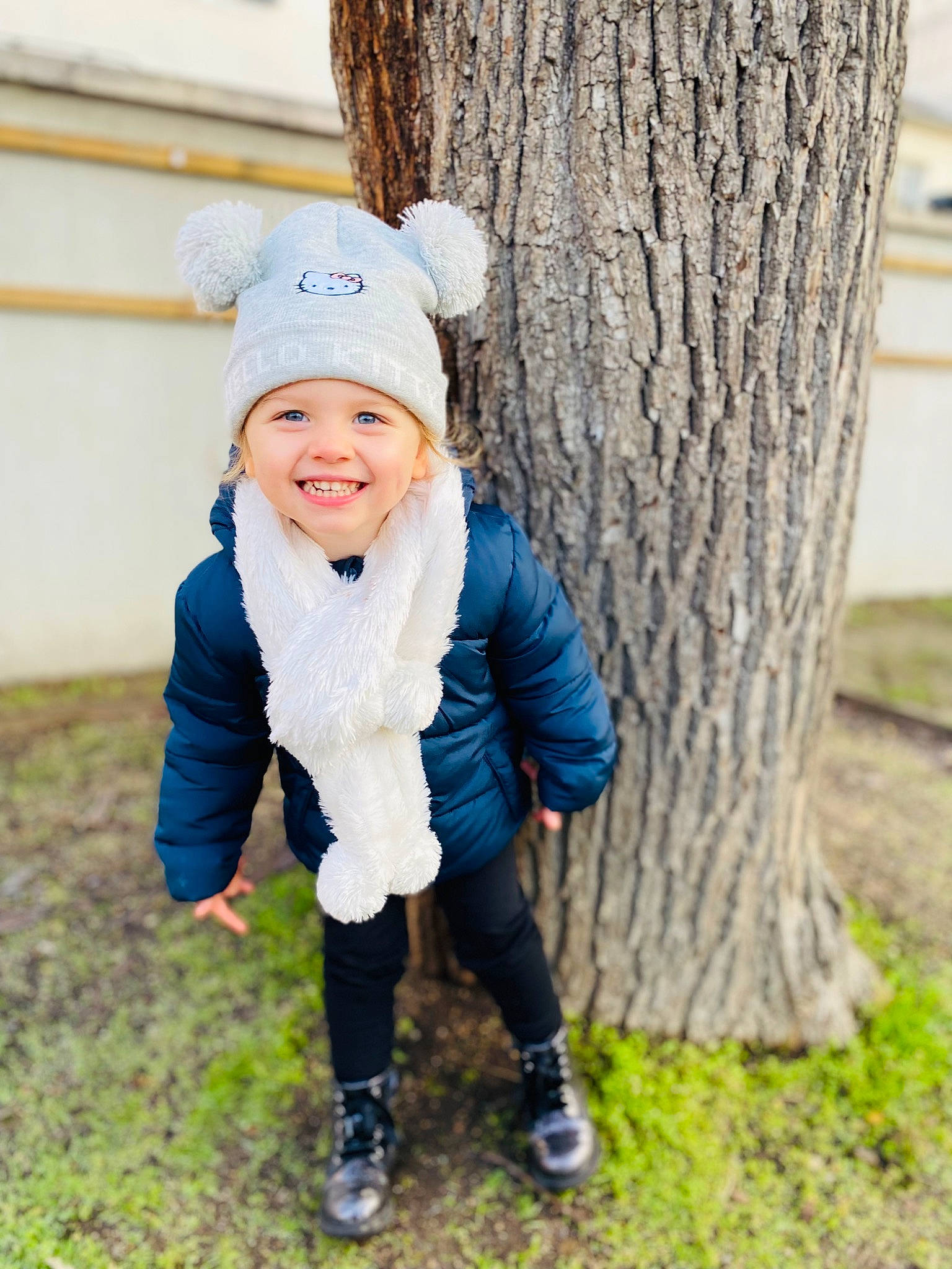 Lilou participe au concours pour gagner de l'argent avec cette photo : baby_toddler_clothing, cap, child, clothing, electric_blue, fun, grass, happy, hat, headgear, headwear, joy, outerwear, people_in_nature, person, plant, sleeve, smile, standing, toddler