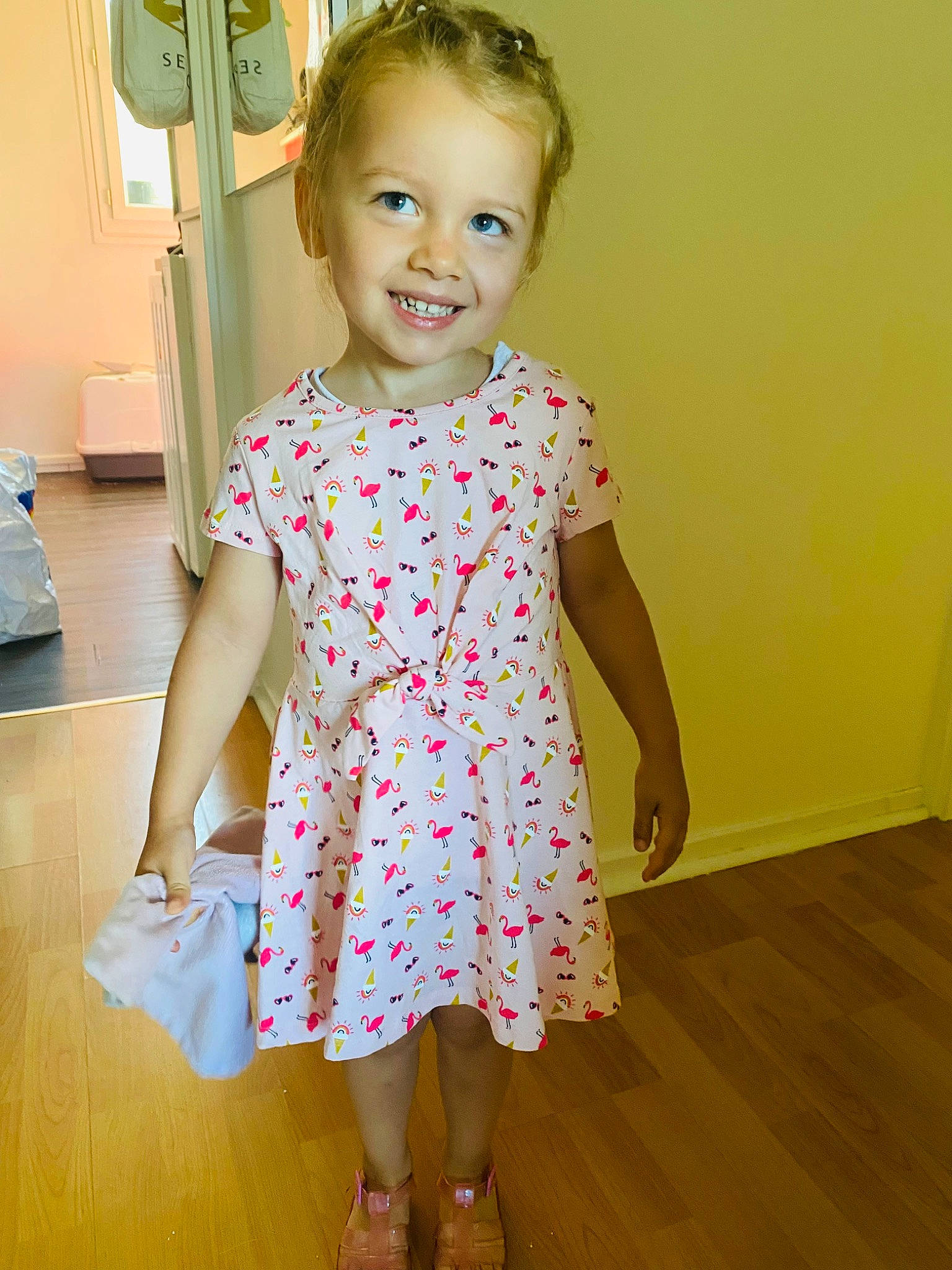 Lilou a rejoint le concours — aidez-le/la à gagner de superbes lots ! arm, baby_toddler_clothing, child, dress, finger, floor, flooring, hairstyle, happy, joint, joy, neck, one_piece_garment, person, shoulder, skin, sleeve, smile, standing, toddler