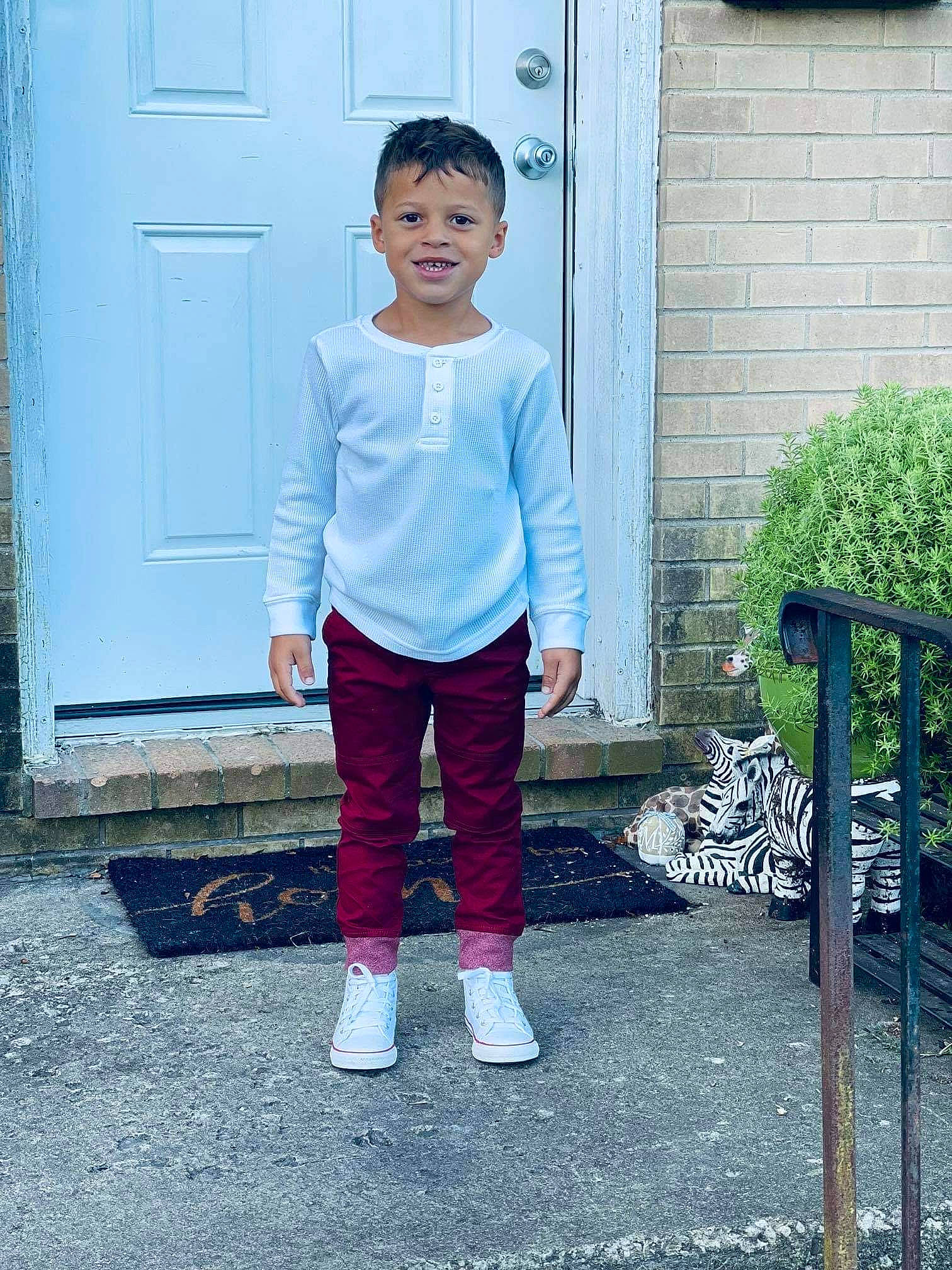 Dominic is registered to the contest to win money with this photo: blue, child, denim, door, electric_blue, formal_wear, head, joy, knee, leisure, magenta, neck, pattern, person, plant, sleeve, sportswear, street_fashion, t_shirt, toddler