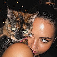 Pénélope a rejoint le concours — aidez-le/la à gagner de superbes lots ! cat, person, selfie, portrait, night, outdoor, face, eyes, whiskers, fur, tortoiseshell, pet, woman, makeup, hair, shoulder, close_up, flash_photography, city_lights, companion