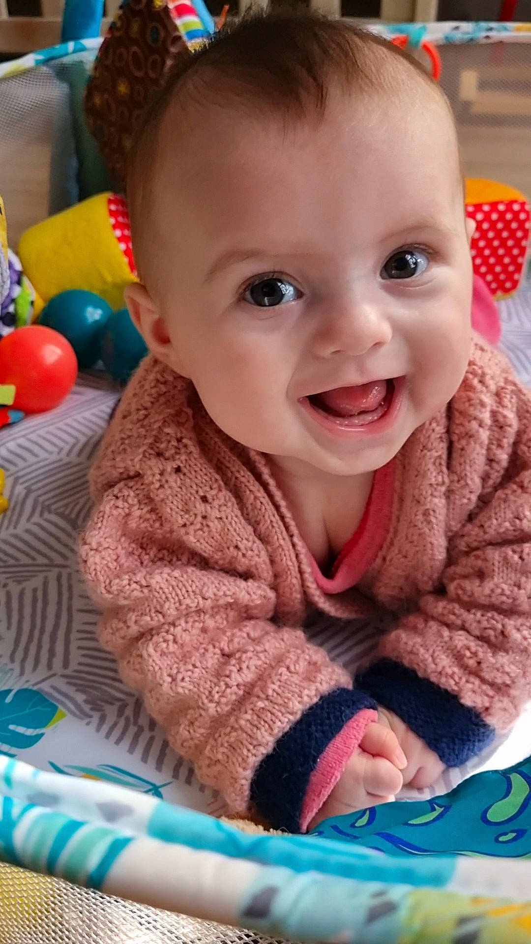 Léana participe au concours pour gagner de l'argent avec cette photo : baby, baby_playing_with_toys, baby_toddler_clothing, ball_pit, cheek, child, eye, face, facial_expression, fun, happy, iris, joy, lip, nose, person, product, skin, sleeve, smile