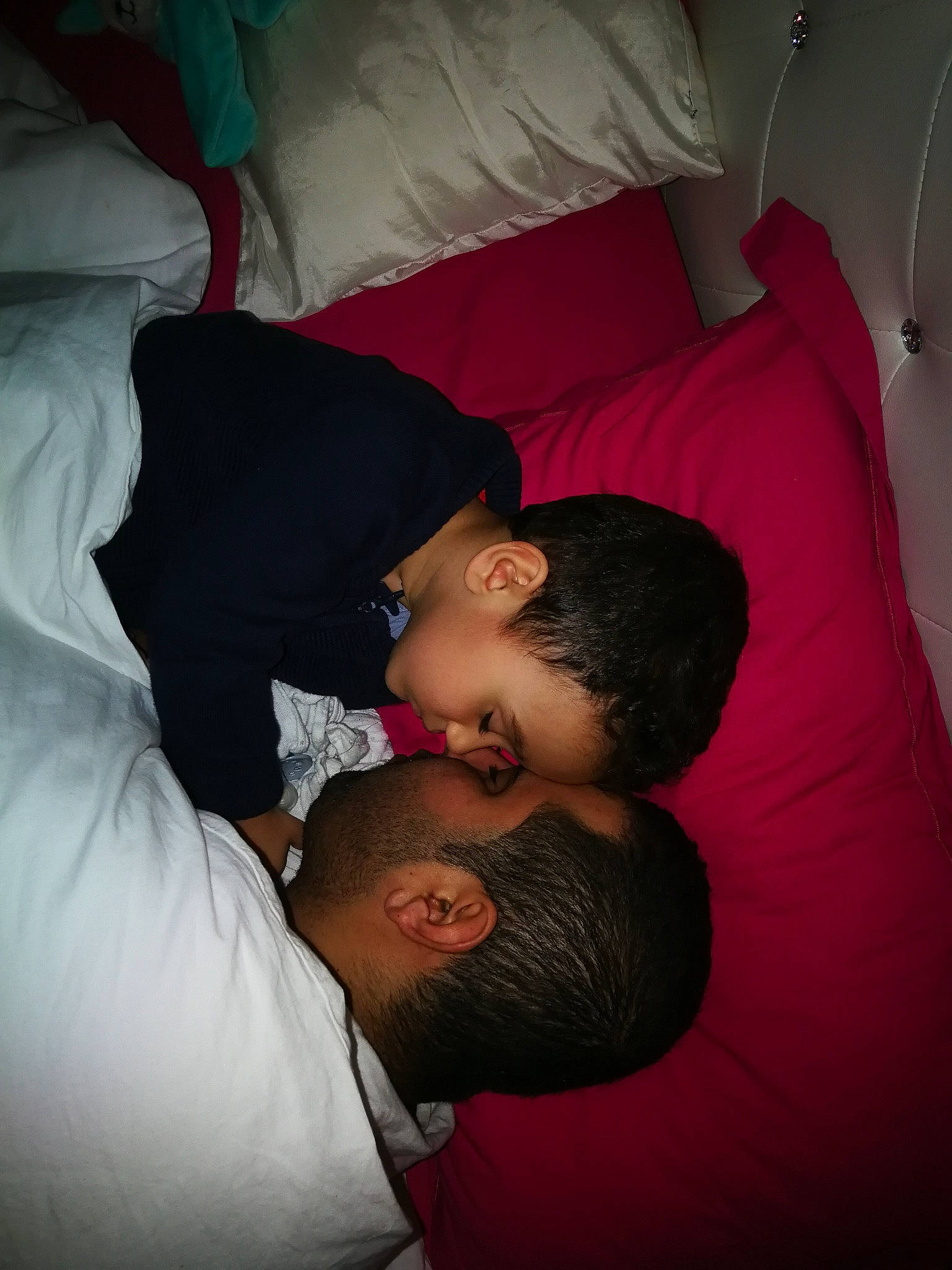 Kenzi participe au concours pour gagner de l'argent avec cette photo : black_hair, comfort, gesture, nap, person, sleep