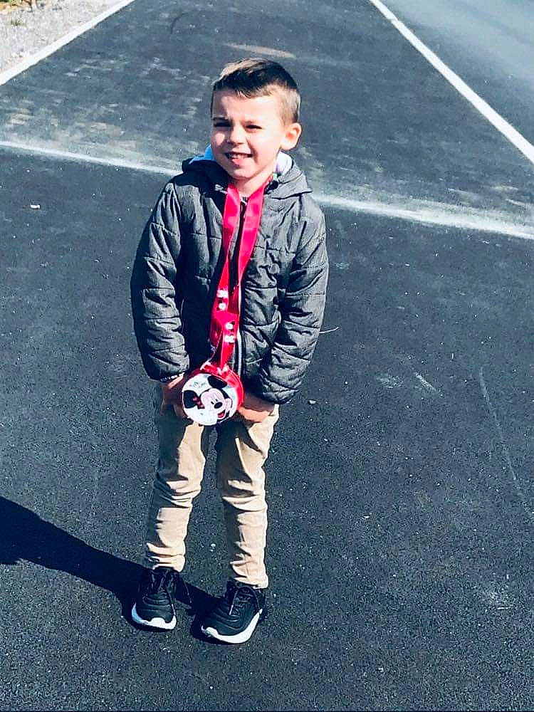 Dorian a rejoint le concours — aidez-le/la à gagner de superbes lots ! asphalt, blazer, denim, electric_blue, gesture, happy, human_leg, jacket, joy, pattern, pedestrian, person, recreation, road, road_surface, shadow, shoe, sidewalk, smile, street