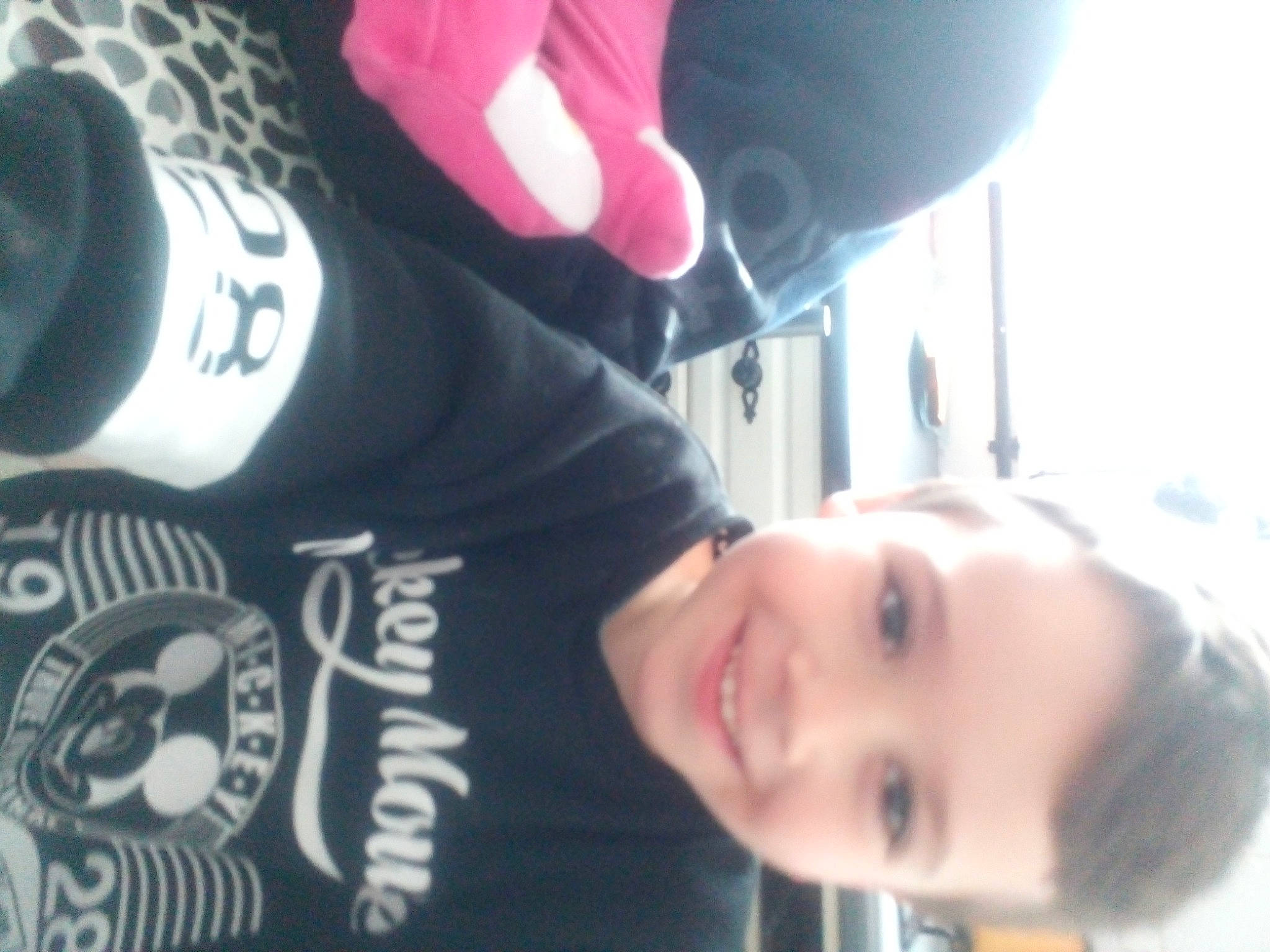 Dorian a rejoint le concours — aidez-le/la à gagner de superbes lots ! audio_equipment, black_hair, cool, elbow, eyelash, fun, gesture, hairstyle, happy, human_leg, jaw, joy, mouth, neck, nose, person, selfie, smile, snapshot, sports_gear