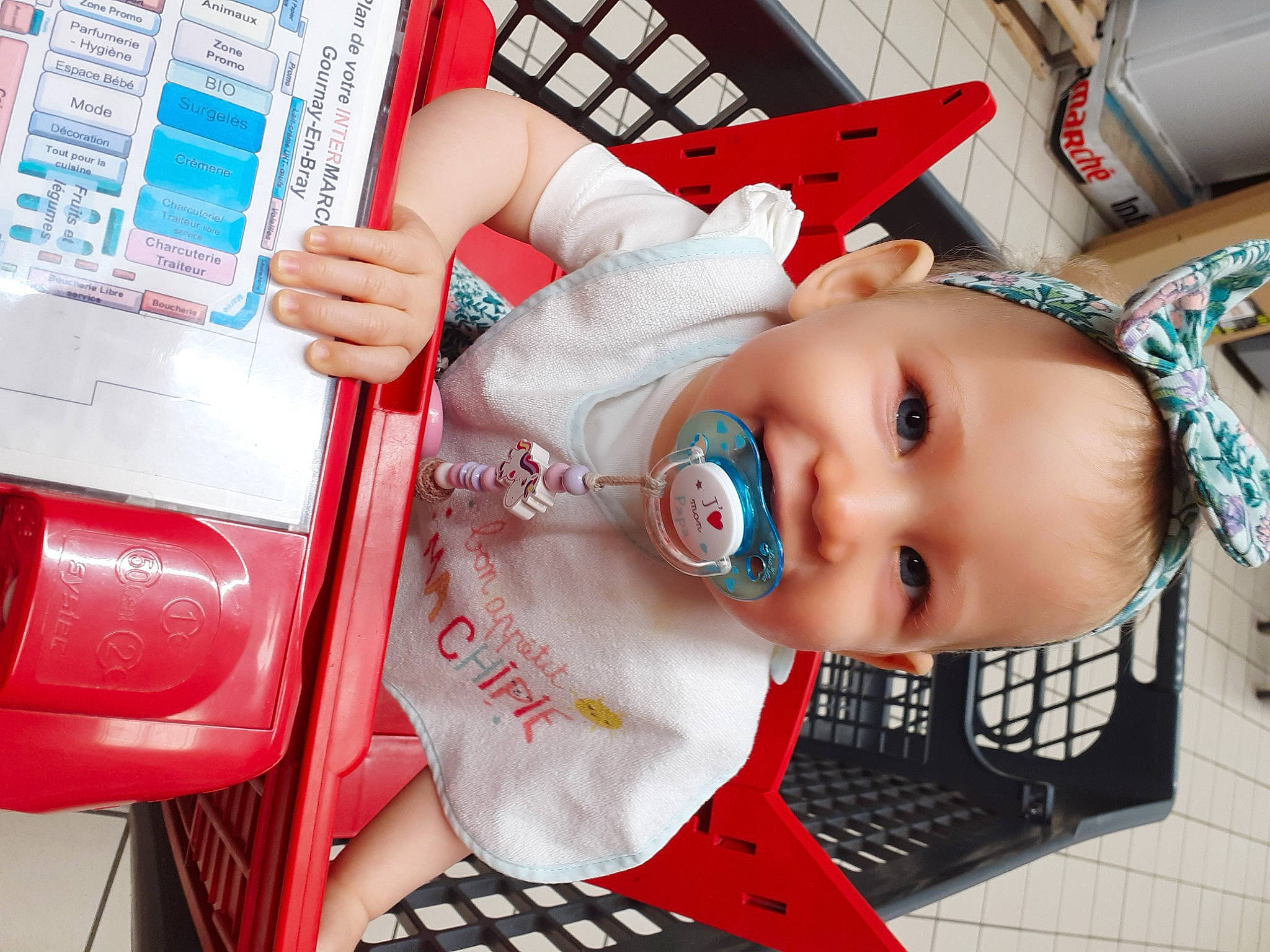 Lùna participe au concours pour gagner de l'argent avec cette photo : auto_part, baby, baby_carriage, baby_products, baby_toddler_clothing, cheek, child, eyelash, happy, hat, joy, lip, mouth, nail, nose, person, product, red, skin, smile