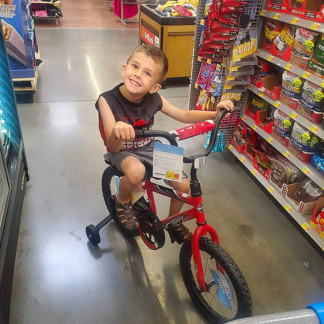 Benett joined the competition — help win amazing prizes! automotive_tire, bicycle, bicycle_fork, bicycle_frame, bicycle_handlebar, bicycle_part, bicycle_saddle, bicycle_tire, bicycle_wheel, crankset, customer, footwear, joy, leg, person, photograph, shelf, shorts, smile, tire