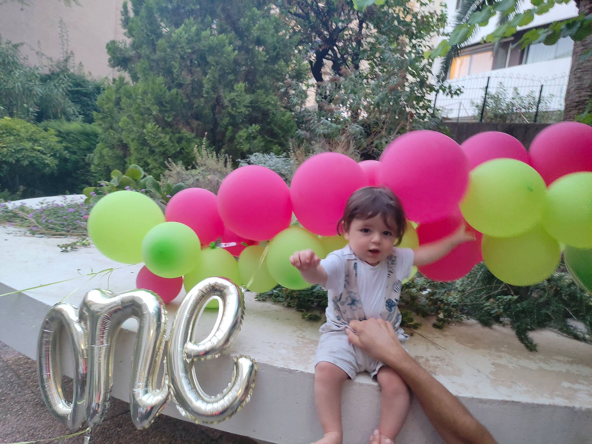 Samuel participe au concours pour gagner de l'argent avec cette photo : balloon, daytime, fun, grass, green, happy, human_body, leisure, light, morning, motor_vehicle, person, photograph, pink, plant, public_space, red, summer, tree, white