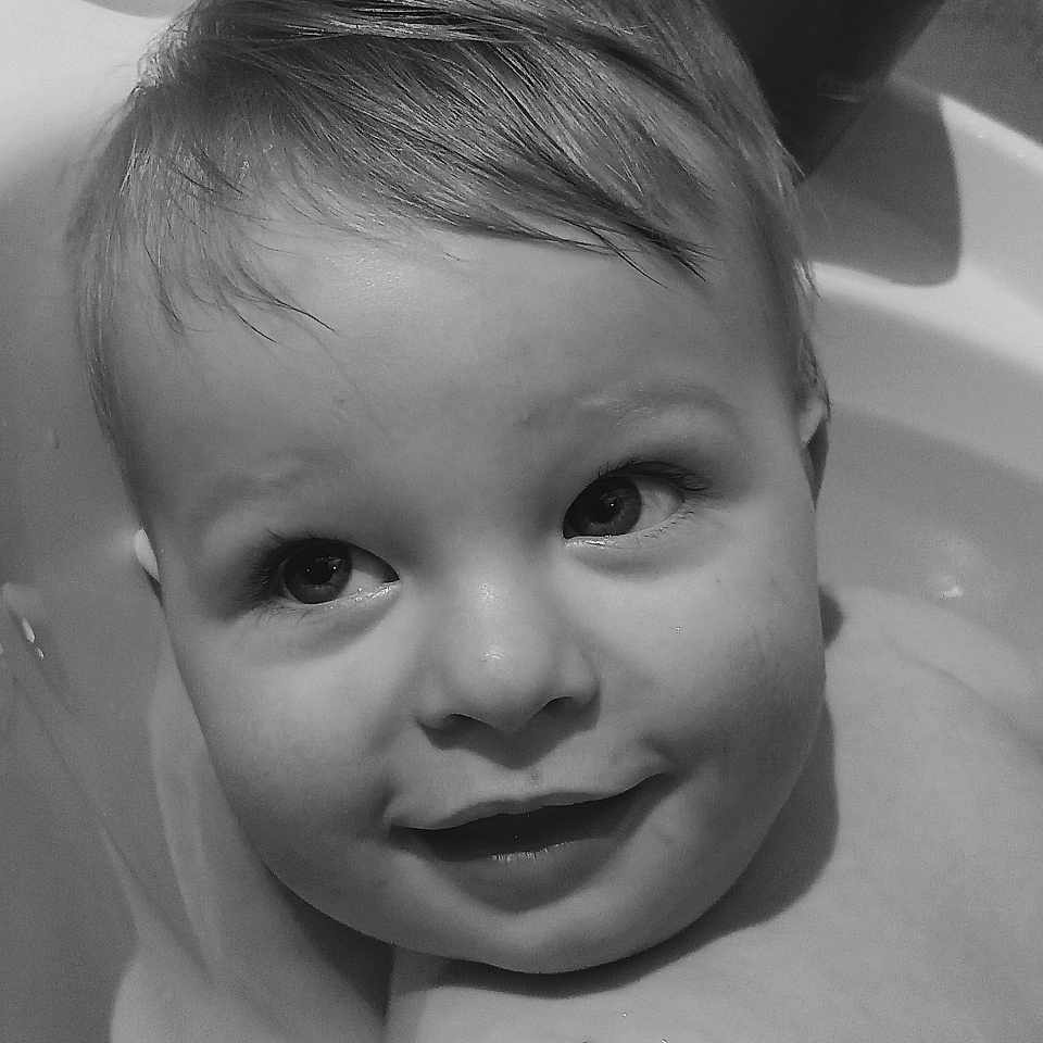 Titouan participe au concours pour gagner de l'argent avec cette photo : baby, bathing, bathtub, bodypart, cup, face, finger, hand, happy, head, laughing, mouth, newborn, person, photography, portrait, selfie, smile, towel, tub