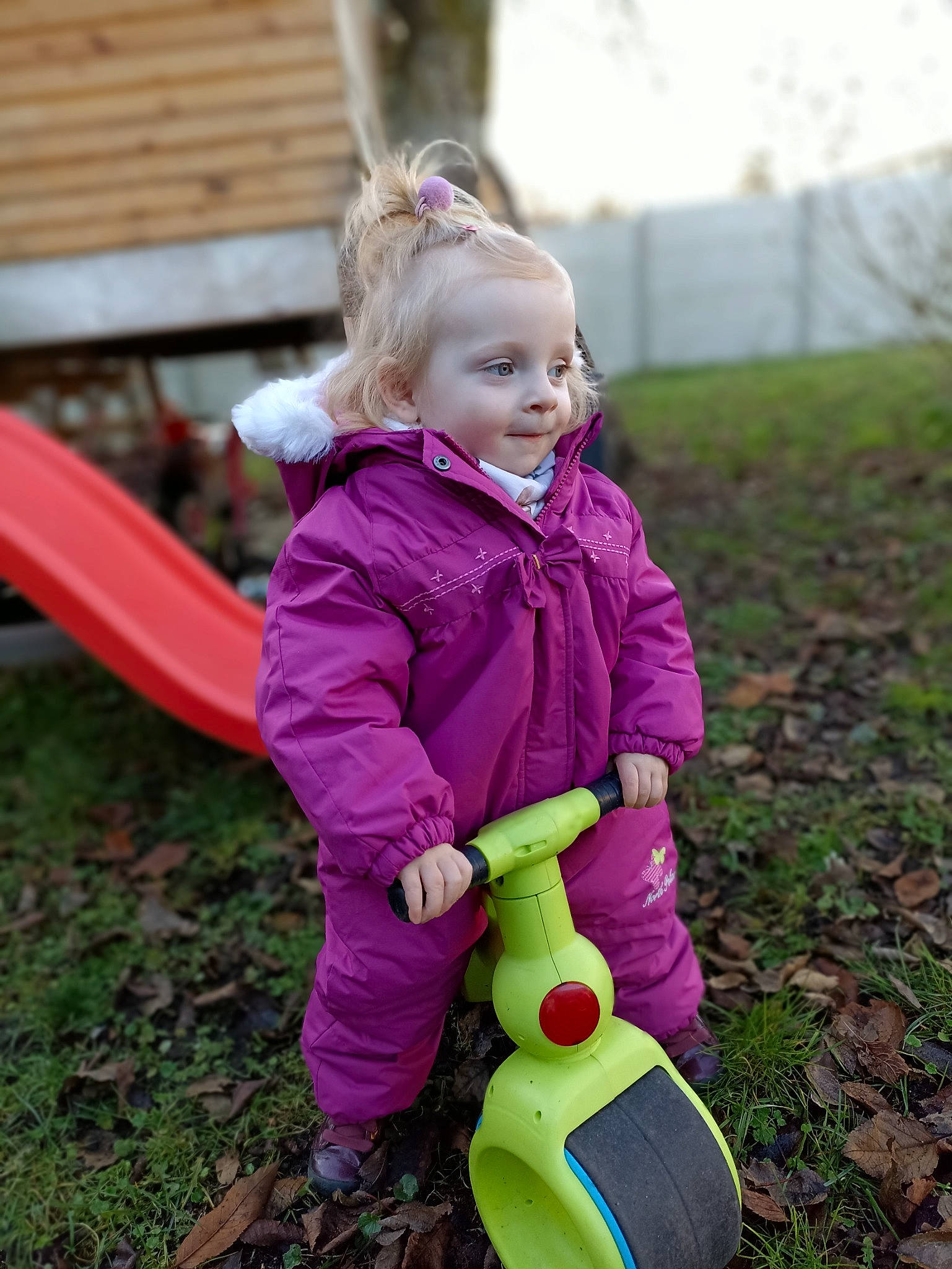 Romane a rejoint le concours — aidez-le/la à gagner de superbes lots ! baby_toddler_clothing, child, chute, city, fun, grass, happy, leisure, magenta, outdoor_play_equipment, people_in_nature, person, pink, play, playground, purple, recreation, smile, soil, spring