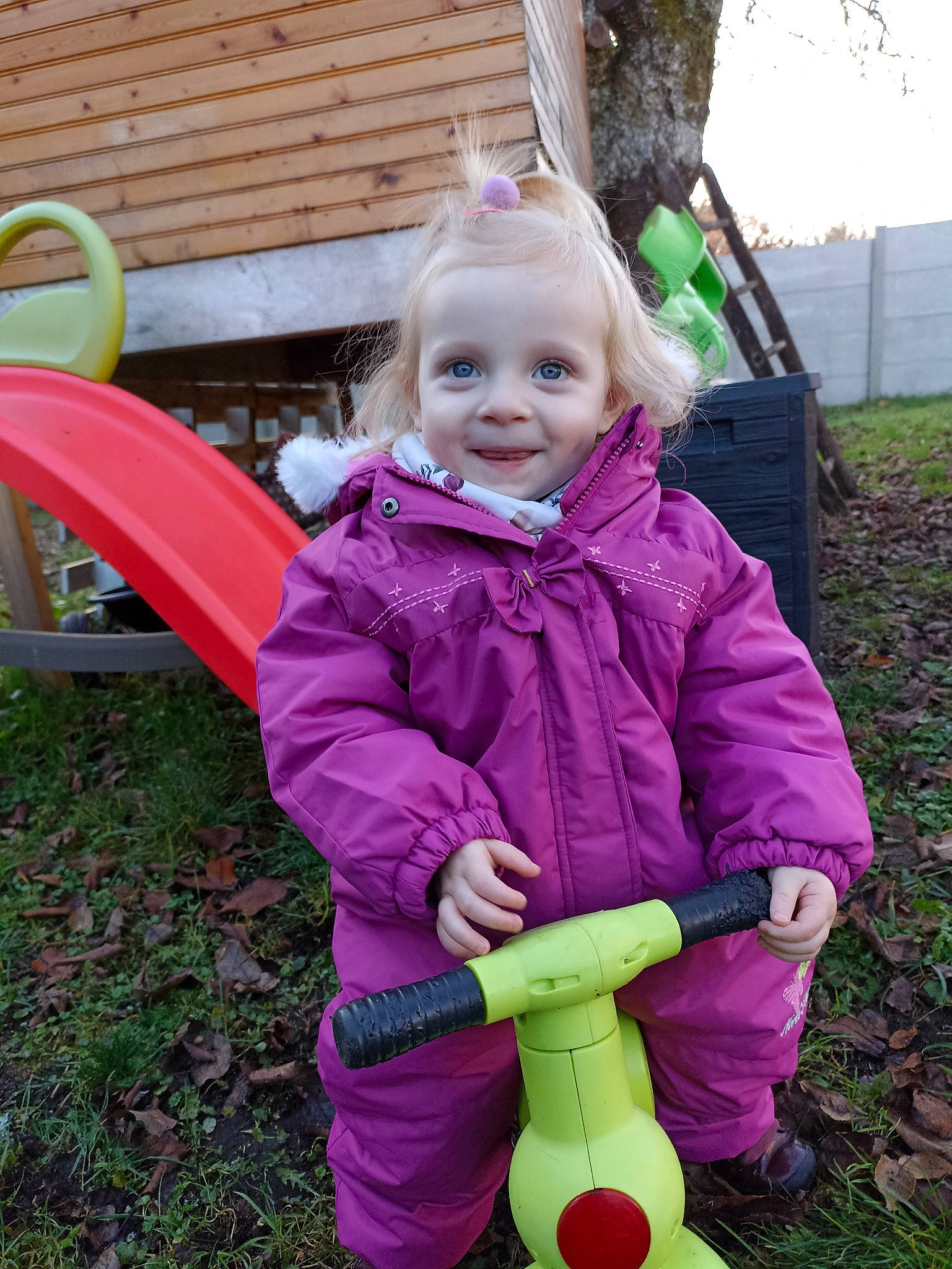 Romane a rejoint le concours — aidez-le/la à gagner de superbes lots ! baby_toddler_clothing, face, fun, grass, green, happy, jacket, joy, magenta, people_in_nature, person, photograph, pink, plant, purple, recreation, sleeve, smile, snapshot, toddler