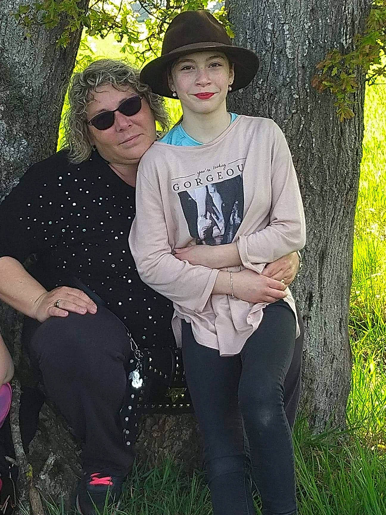 Clémence participe au concours pour gagner de l'argent avec cette photo : botany, cool, eyewear, flash_photography, gesture, glasses, goggles, grass, happy, hat, headgear, headwear, joy, leaf, necklace, people_in_nature, person, plant, smile, sun_hat