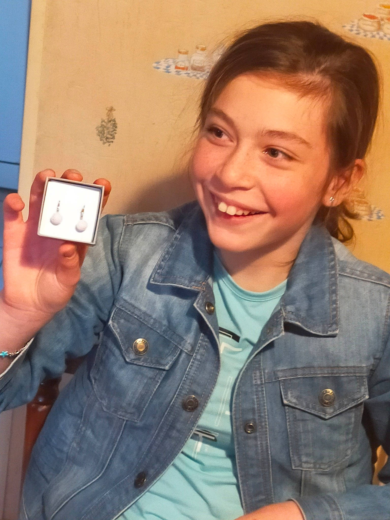 Clémence a rejoint le concours — aidez-le/la à gagner de superbes lots ! arm, button, cool, denim, eyewear, finger, fun, gadget, gesture, hand, happy, joy, mobile_device, person, selfie, skin, sleeve, smile, t_shirt, thumb