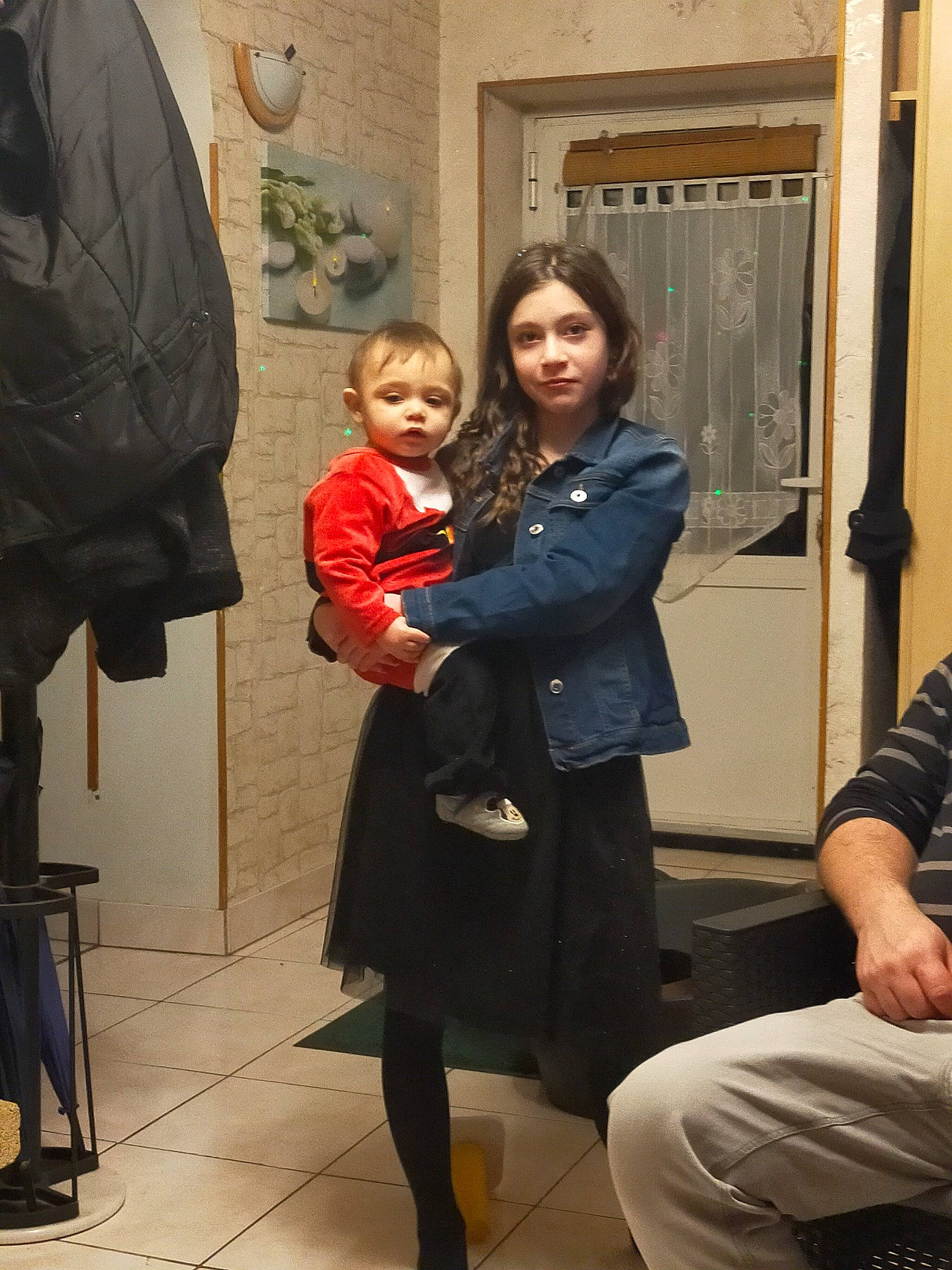 Clémence a rejoint le concours — aidez-le/la à gagner de superbes lots ! baby, bag, boot, child, conversation, door, event, fashion_design, flooring, formal_wear, fun, interaction, joint, knee, luggage_and_bags, person, room, sandal, shoulder, thigh