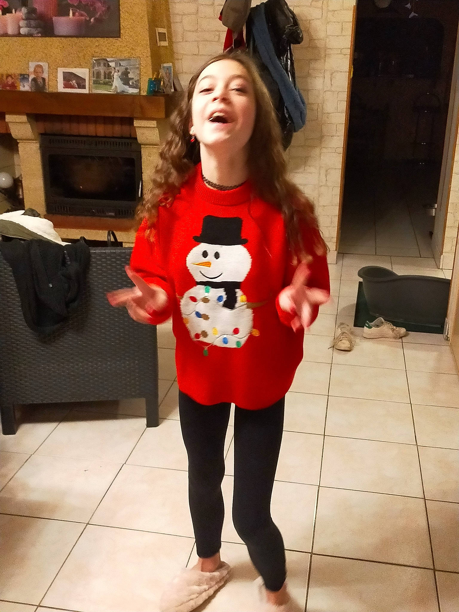 Clémence a rejoint le concours — aidez-le/la à gagner de superbes lots ! brown_hair, carmine, event, flooring, fun, fur, fur_clothing, hair, holiday, human_leg, knee, leggings, outerwear, person, room, sleeve, sportswear, street_fashion, t_shirt, thigh