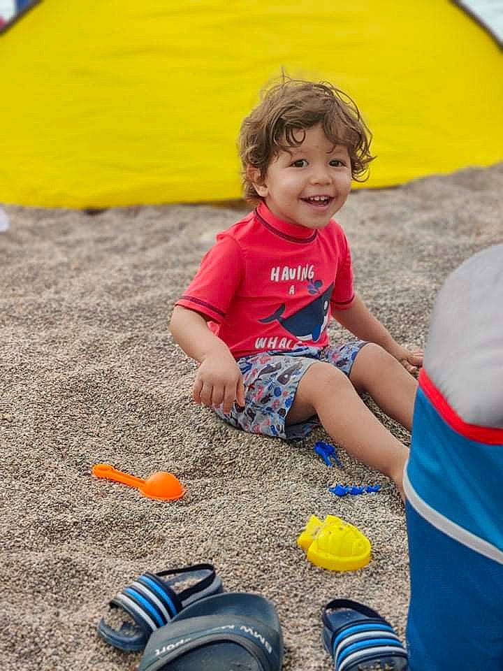 Jessim participe au concours pour gagner de l'argent avec cette photo : blue, child, electric_blue, fun, grass, happy, human_leg, joy, landscape, leisure, orange, person, play, recreation, sand, sitting, smile, soil, t_shirt, toddler