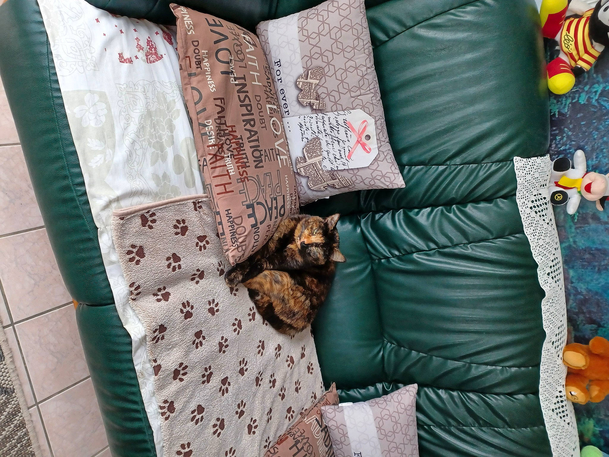 Mila a rejoint le concours — aidez-le/la à gagner de superbes lots ! bag, bedding, comfort, cushion, denim, fashion_accessory, font, green, home_accessories, linens, luggage_and_bags, orange, pattern, peach, rectangle, room, sleeve, travel