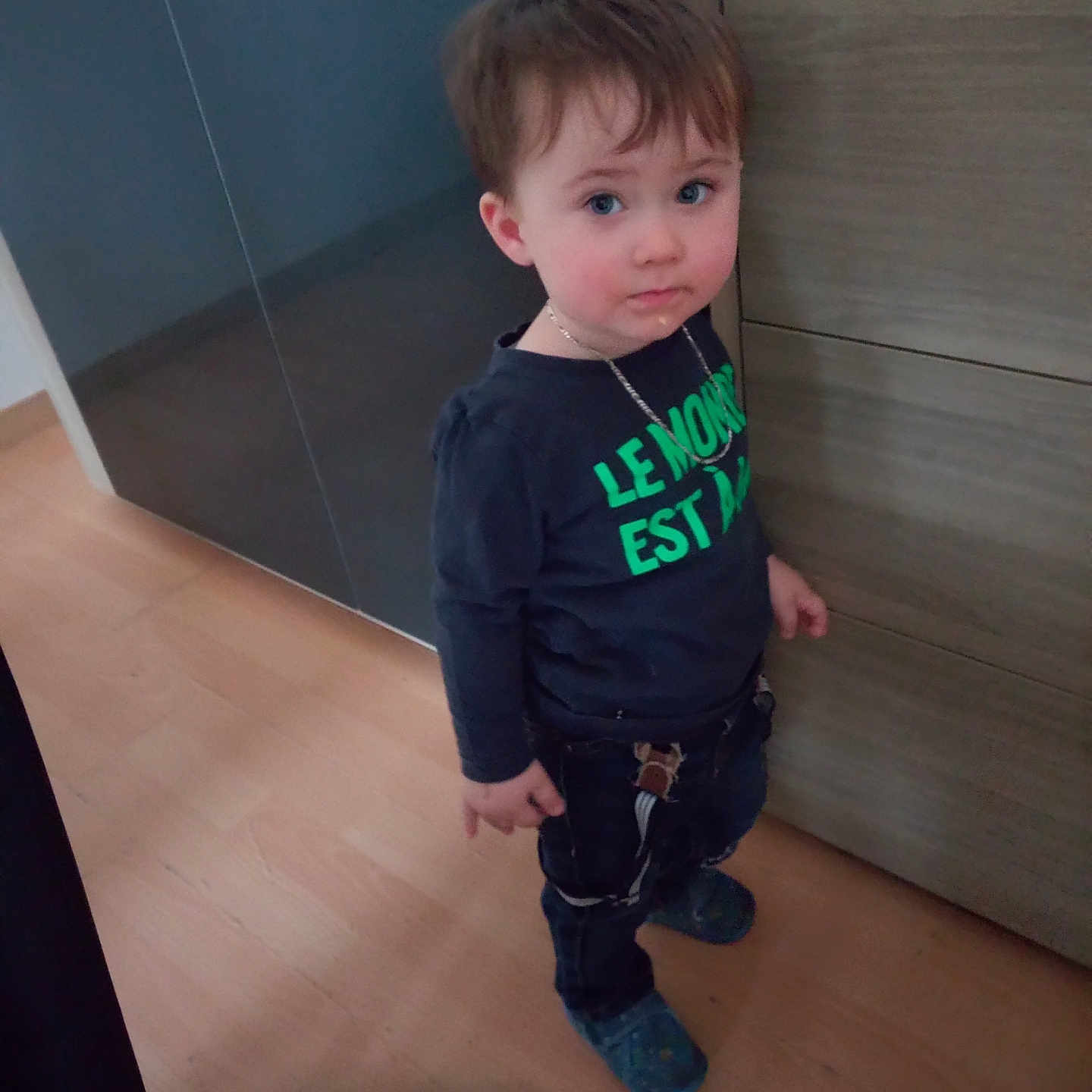 Julyan a rejoint le concours — aidez-le/la à gagner de superbes lots ! accessories, boy, child, closet, clothing, cupboard, face, footwear, furniture, hardwood, head, jeans, jewelry, male, necklace, pants, person, plywood, shoe, wood