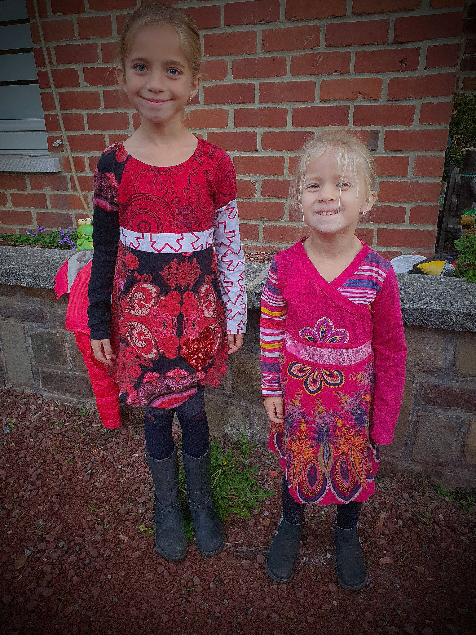 Kylliana participe au concours pour gagner de l'argent avec cette photo : baby_toddler_clothing, brick, brickwork, child, clothing, event, face, facial_expression, fun, grass, happy, head, joy, magenta, pattern, person, pink, plant, sleeve, smile