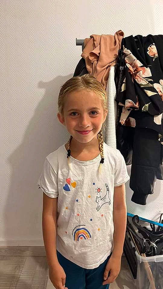 Kylliana participe au concours pour gagner de l'argent avec cette photo : beauty, blazer, child, event, eyewear, fashion, fashion_design, fun, hairstyle, happy, joy, neck, outerwear, pattern, people, person, shoulder, sleeve, smile, standing