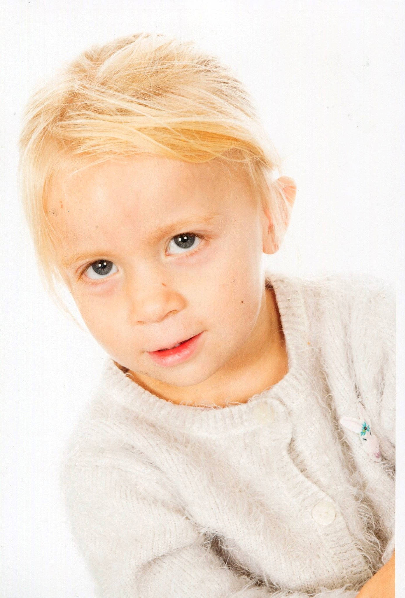 Elyna a rejoint le concours — aidez-le/la à gagner de superbes lots ! art, baby_toddler_clothing, blond, cheek, child, chin, ear, eye, eyelash, face, flash_photography, gesture, happy, head, human_body, jaw, lip, no_expression, person, sleeve