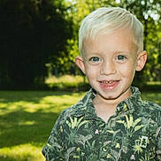 Kélyan a rejoint le concours — aidez-le/la à gagner de superbes lots ! child, boy, smiling, outdoor, greenery, grass, trees, blond_hair, short_sleeve_shirt, portrait, happy, nature, sunlight, casual_clothing, young, person, daylight, face, blue_eyes, background