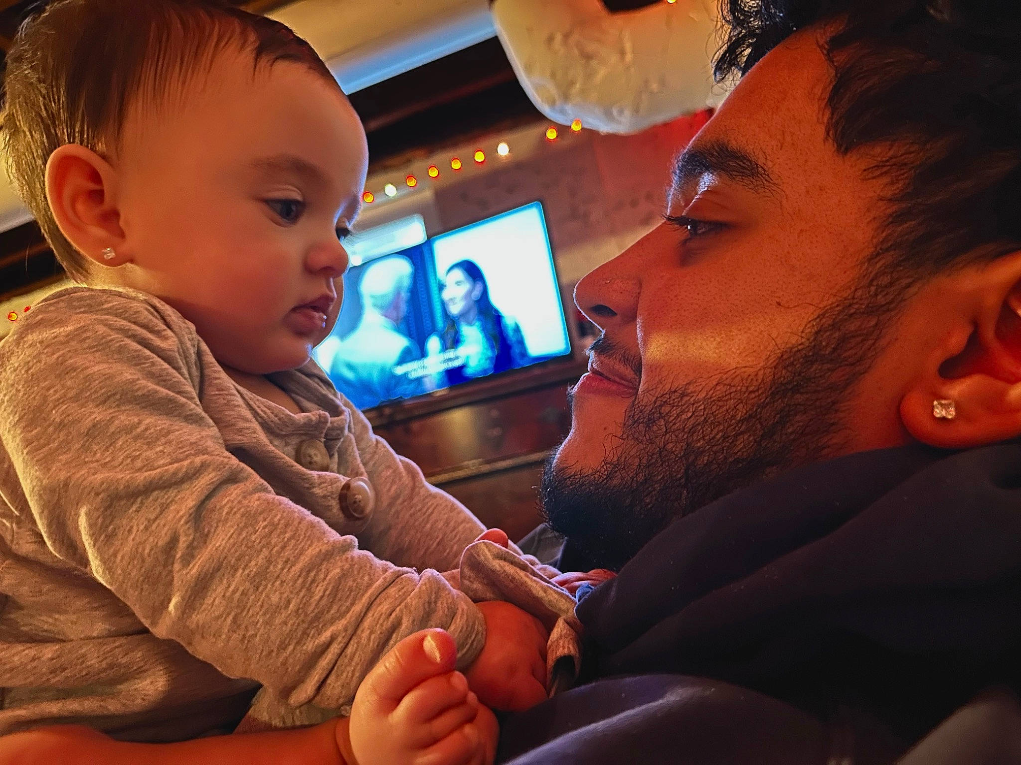 Laiyah is registered to the contest to win money with this photo: beard, cheek, chin, ear, electronic_device, event, eyelash, fun, gesture, hairstyle, hand, happy, human, interaction, iris, mouth, nose, person, sharing, skin