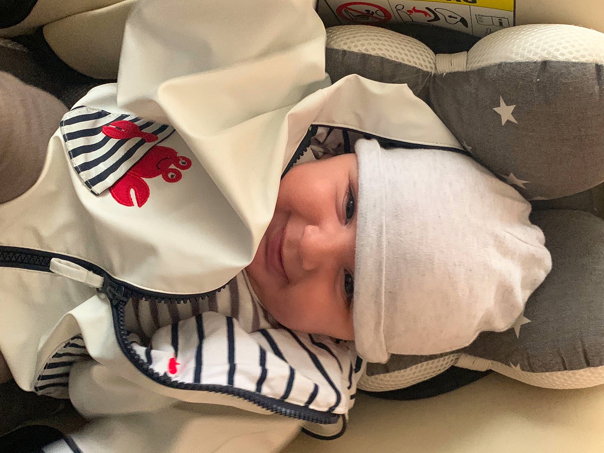 Zayn participe au concours pour gagner de l'argent avec cette photo : baby, baby_products, baby_sleeping, baby_toddler_clothing, cap, carmine, child, comfort, face, fashion_accessory, flag, flag_of_the_united_states, hat, headgear, headwear, linens, mouth, nap, pattern, person