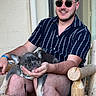 Boorik a rejoint le concours — aidez-le/la à gagner de superbes lots ! arm, beard, casual, dog, french_bulldog, hand, human, leash, man, outdoor, pet, puppy, relaxed, short_hair, skin, smile, striped_shirt, sunglasses, winking, wooden_chair