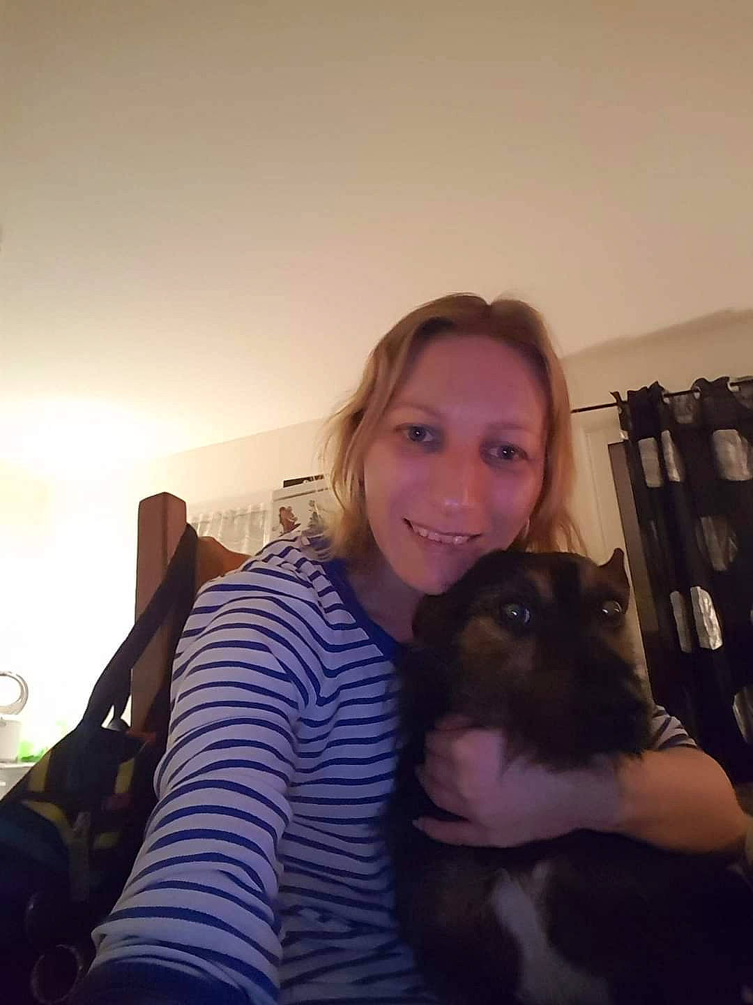 Nininin participe au concours pour gagner de l'argent avec cette photo : carnivore, cat, comfort, companion_dog, dog_breed, eye, eyebrow, fawn, felidae, flash_photography, happy, iris, mouth, neck, shoulder, small_to_medium_sized_cats, smile, textile, thigh, whiskers