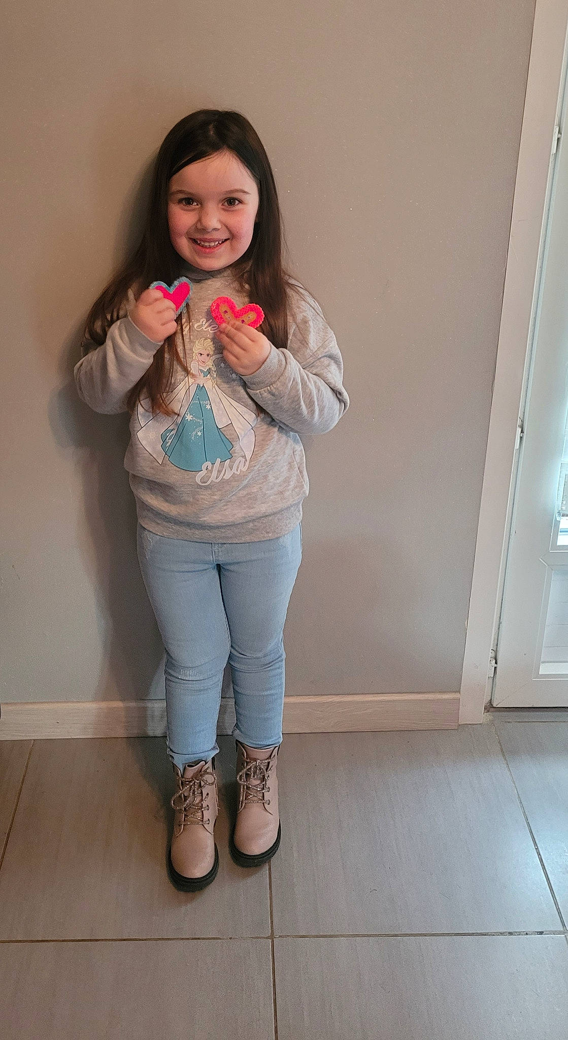 Mèlina a rejoint le concours — aidez-le/la à gagner de superbes lots ! clothing, denim, fashion_design, flooring, happy, human_leg, joint, joy, knee, lip, long_hair, neck, person, pink, shoulder, skin, sleeve, smile, sportswear, t_shirt