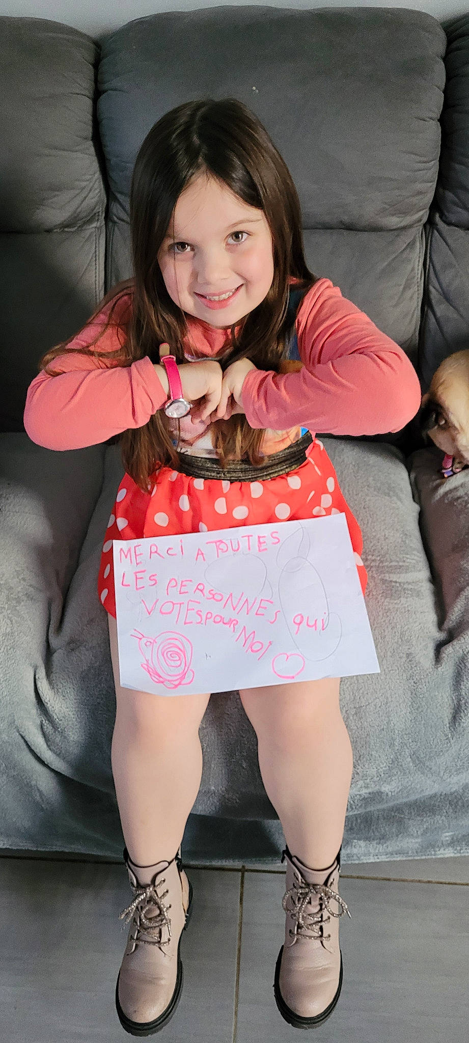 Mèlina participe au concours pour gagner de l'argent avec cette photo : blond, clothing, event, fun, handwriting, happy, human_leg, joint, joy, knee, lap, leg, pattern, person, pink, shoulder, skin, sleeve, smile, thigh