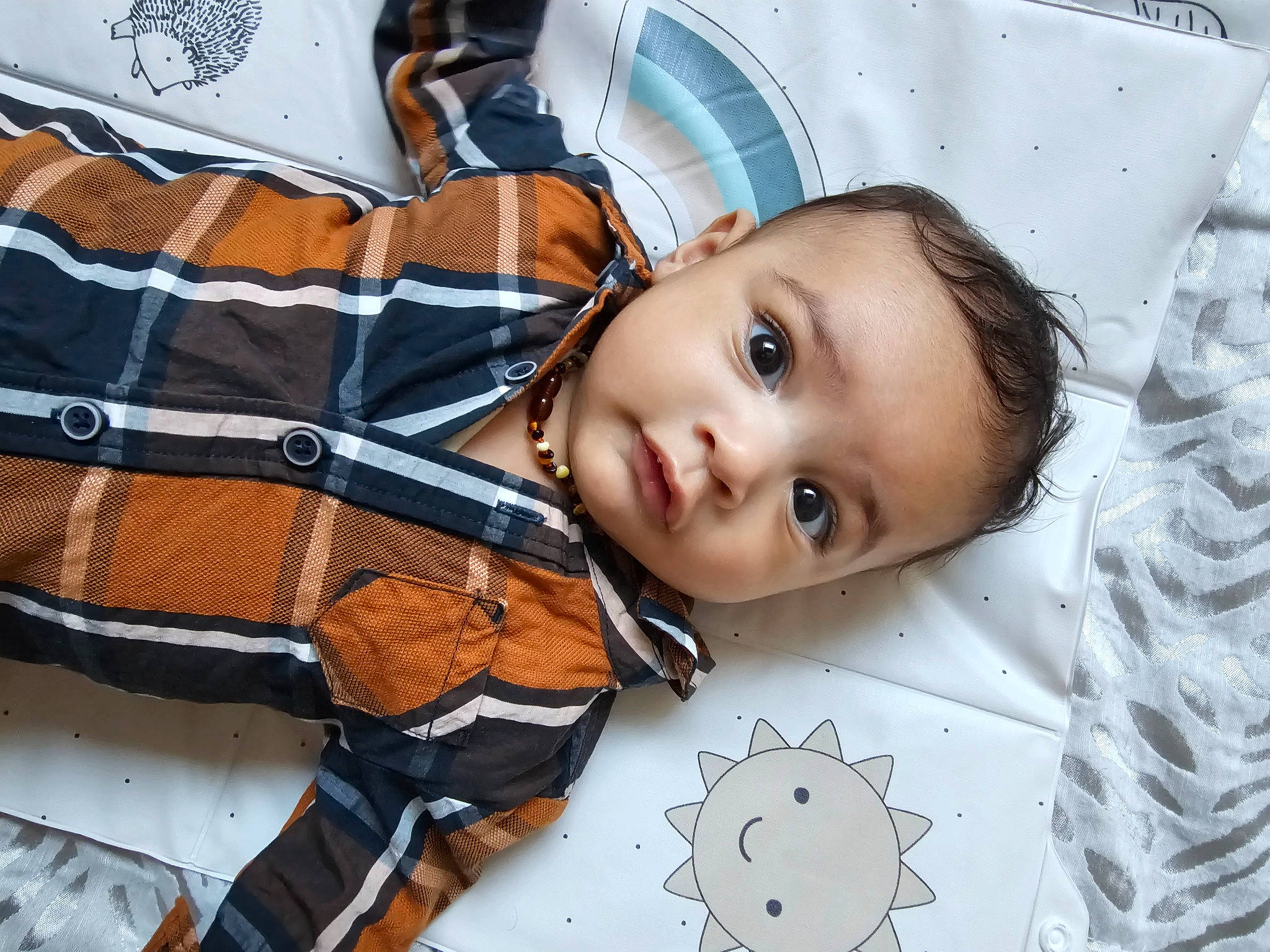 Andréa participe au concours pour gagner de l'argent avec cette photo : baby, baby_toddler_clothing, cheek, child, comfort, design, eye, eyebrow, eyelash, face, fashion_accessory, happy, iris, pattern, person, plaid, skin, textile, toddler, white