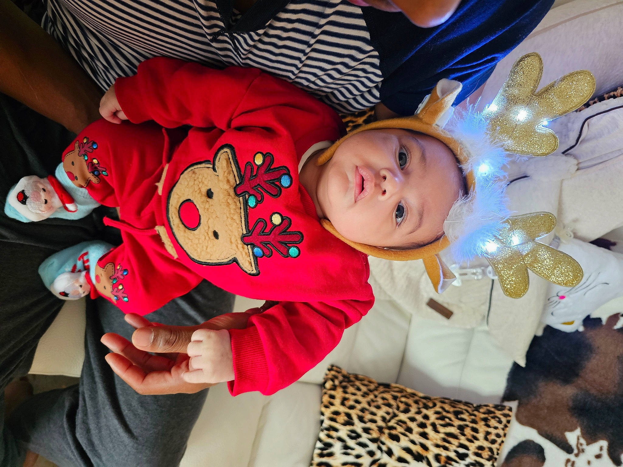 Andréa participe au concours pour gagner de l'argent avec cette photo : baby, baby_toddler_clothing, carmine, child, christmas_eve, comfort, event, facial_expression, fun, happy, hat, headwear, holiday, human, lap, person, product, room, sleeve, smile