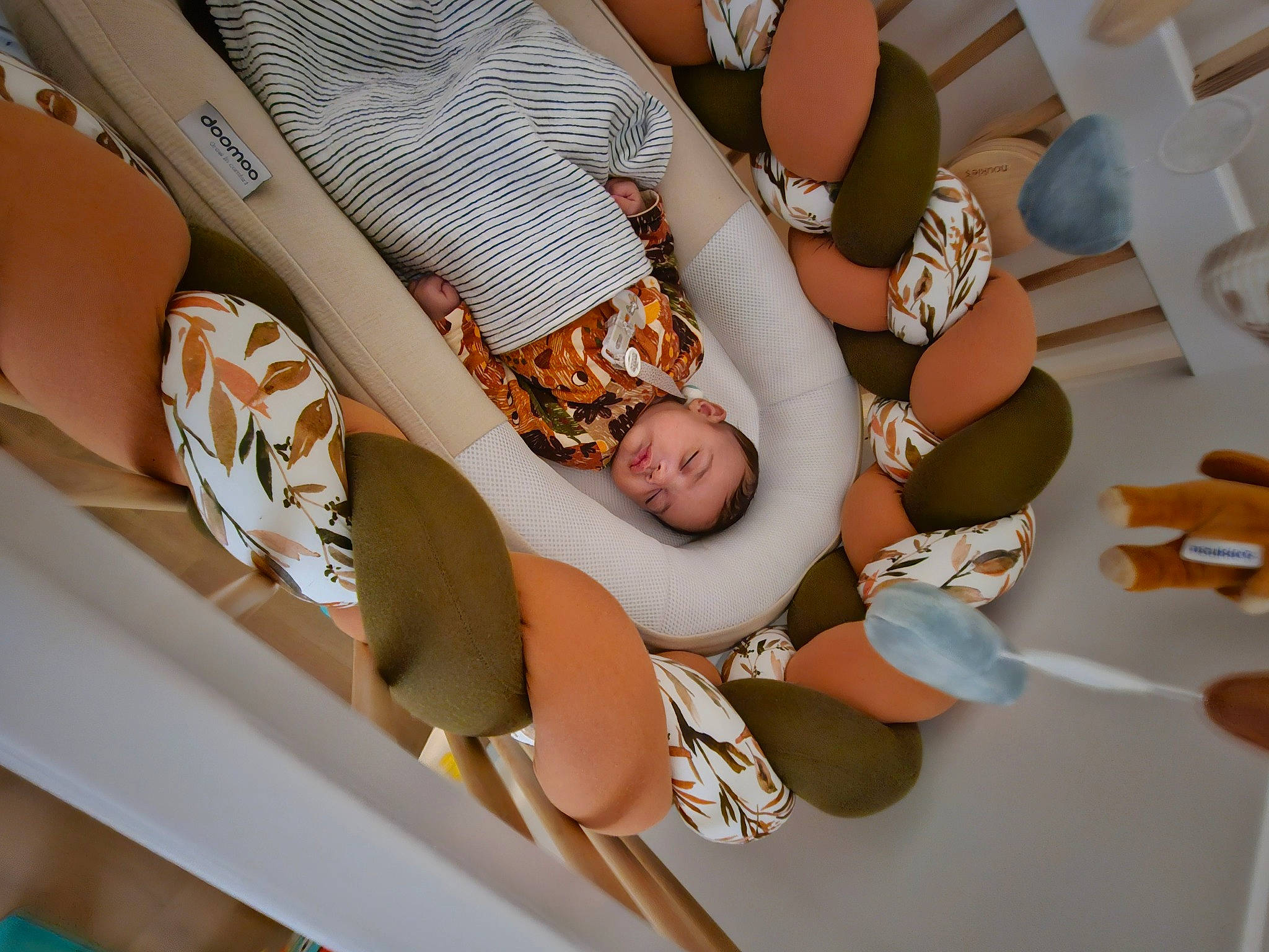 Andréa a rejoint le concours — aidez-le/la à gagner de superbes lots ! baby, baby_products, chair, child, comfort, foot, fun, human_body, human_leg, knee, linens, nail, pattern, peach, person, room, sandal, sitting, thigh, thumb